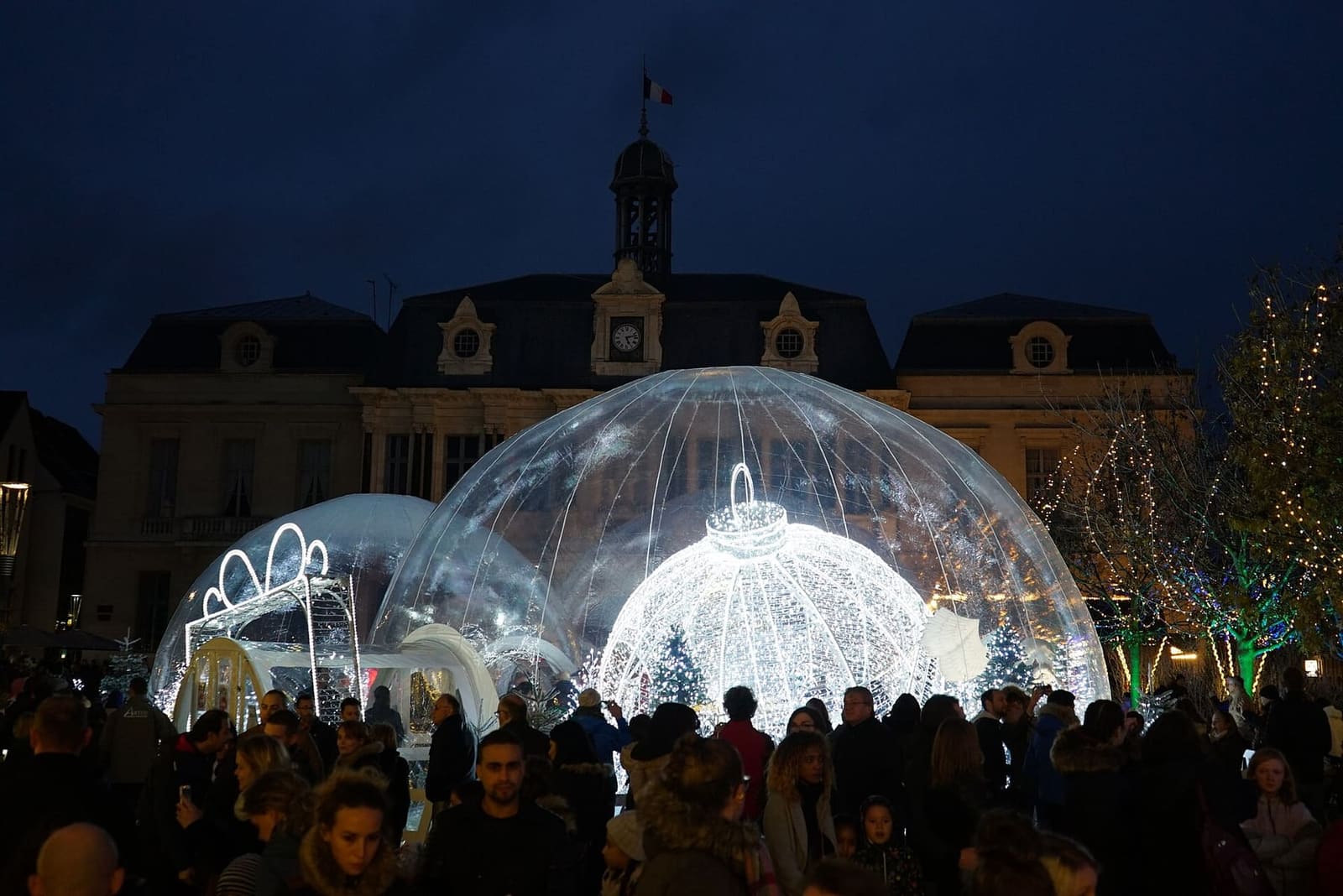 il villaggio di Natale con le grandi bolle illuminate davanti al municipio, in place Alexandre-Israël