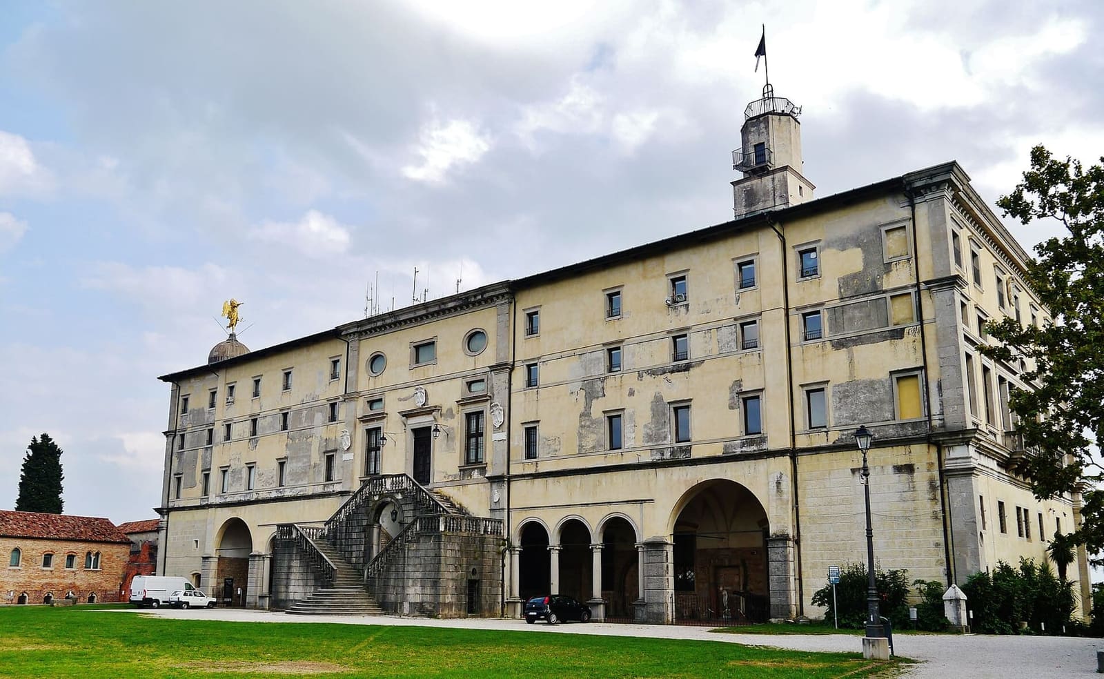 il castello di Udine sul piazzale erboso in cima alla collina