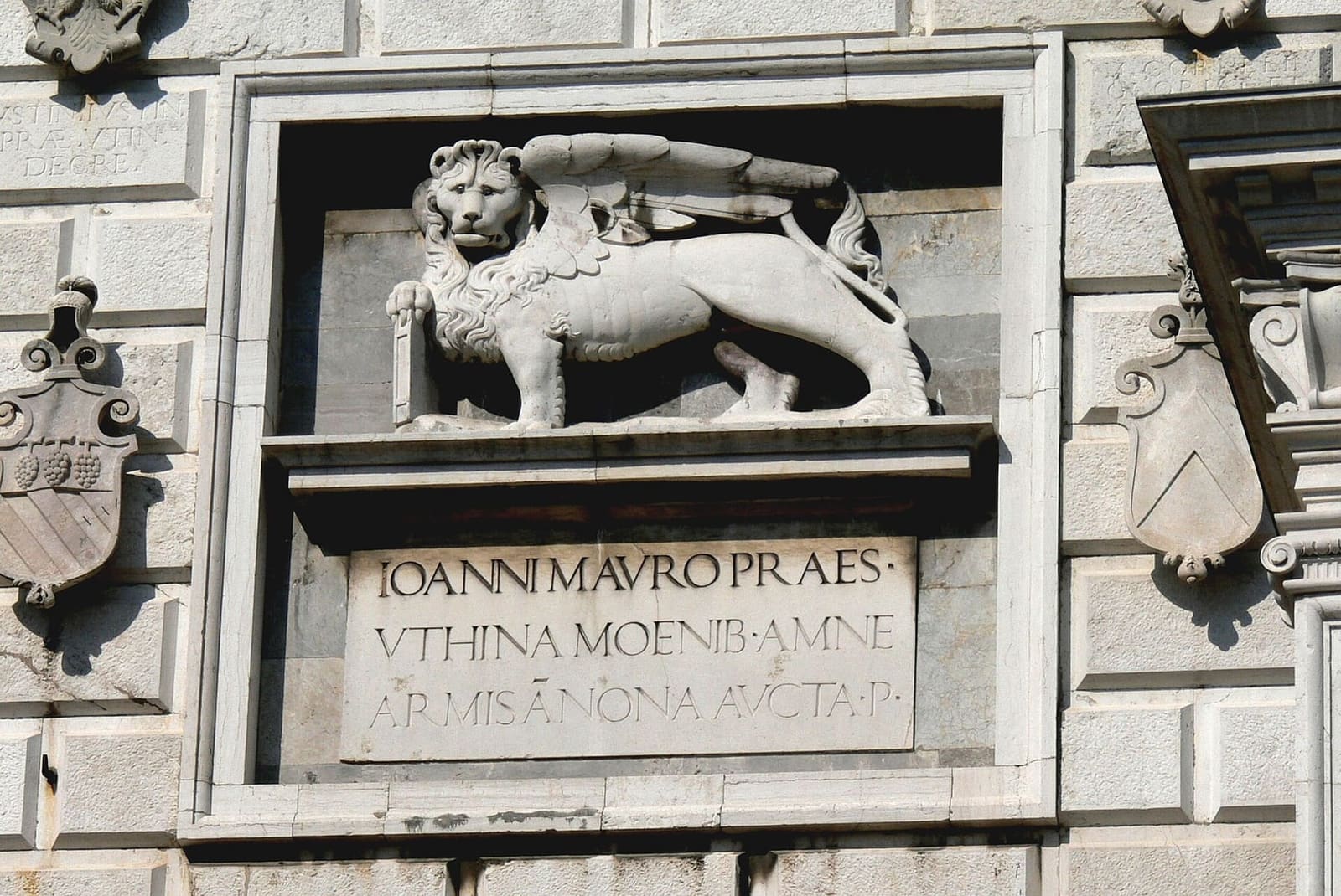 il leone di San Marco in rilievo sulla Torre dell'Orologio, sopra l'iscrizione latina