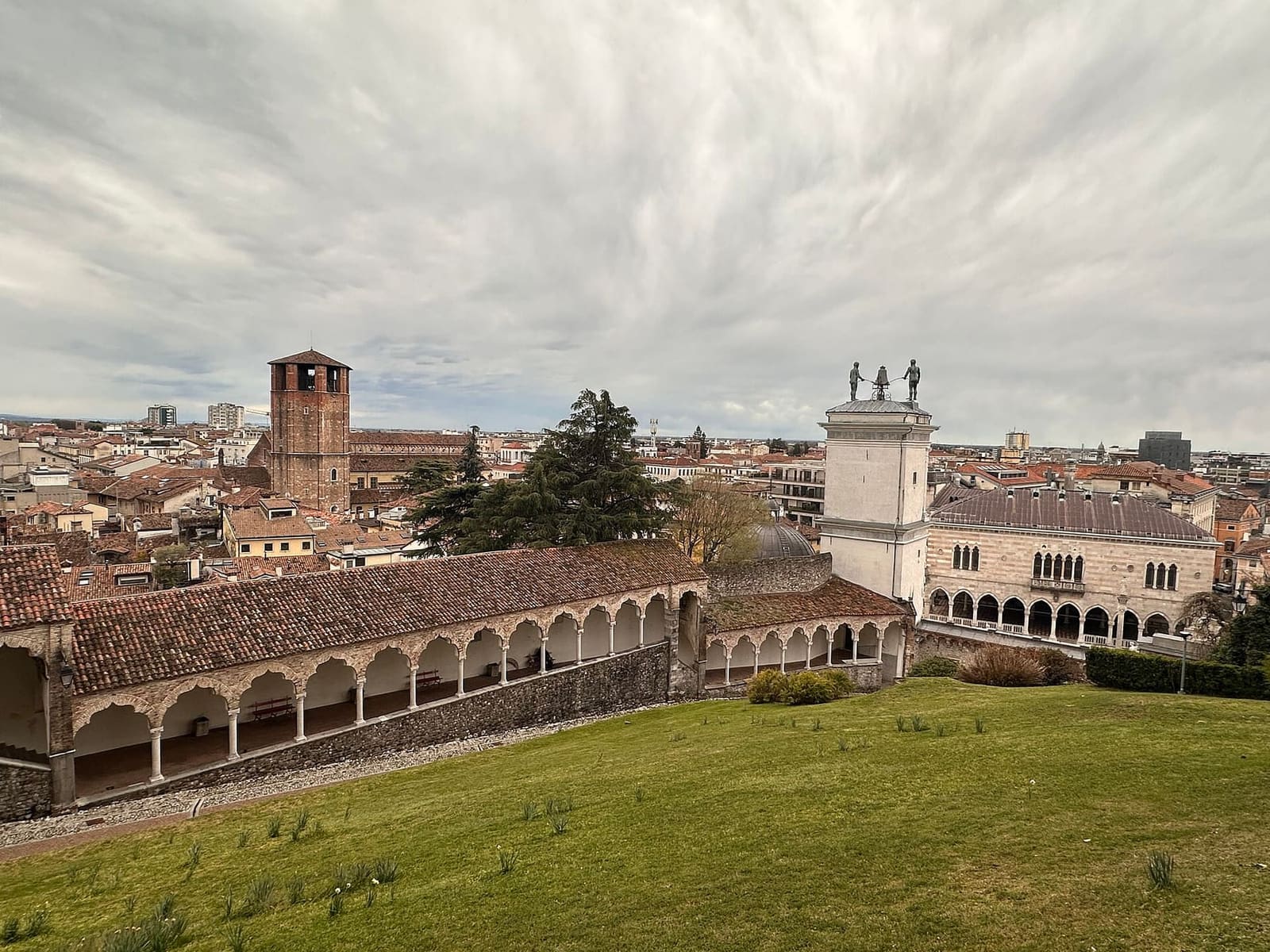 il tetto del porticato del Lippomano visto dal colle del castello, con la Torre dell'Orologio e i tetti della città