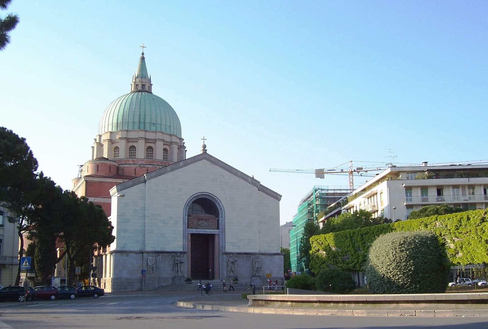 il Tempio Ossario con la cupola verde, dove riposano i caduti della Grande Guerra