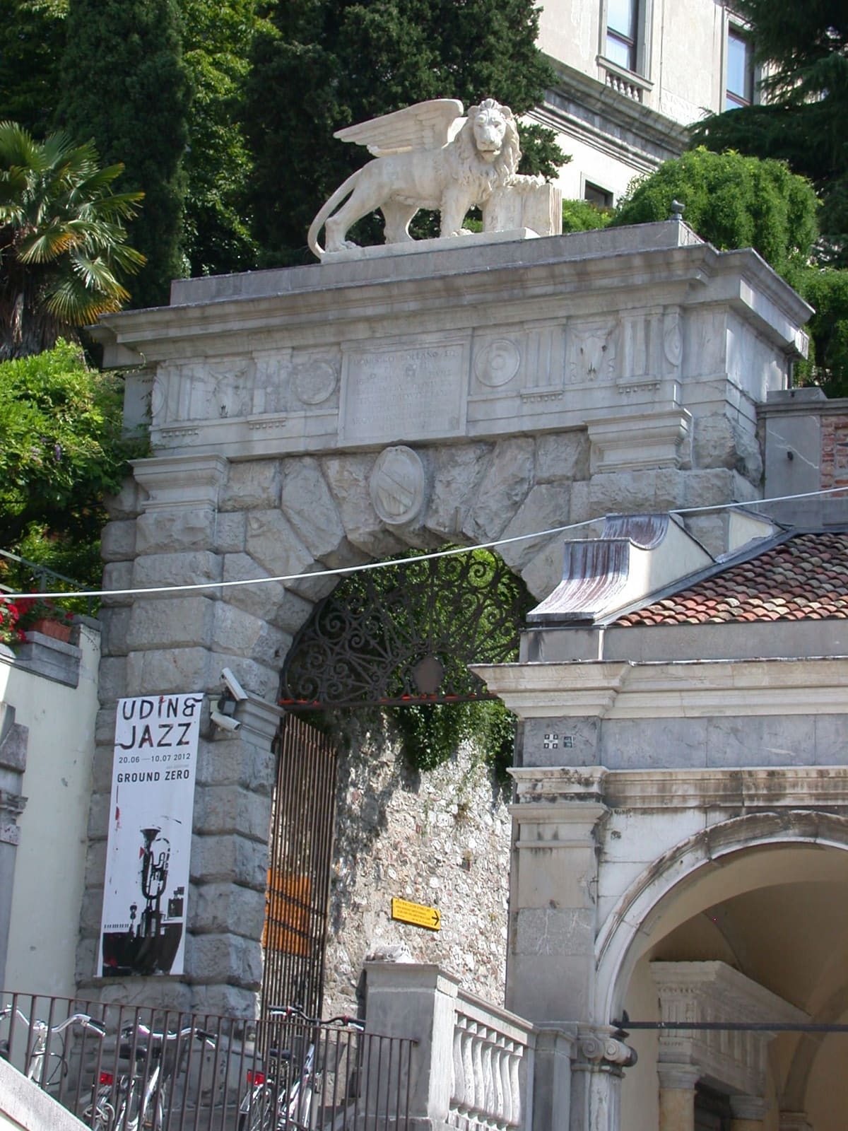 l'Arco Bollani con il leone alato, la porta da cui si sale al castello