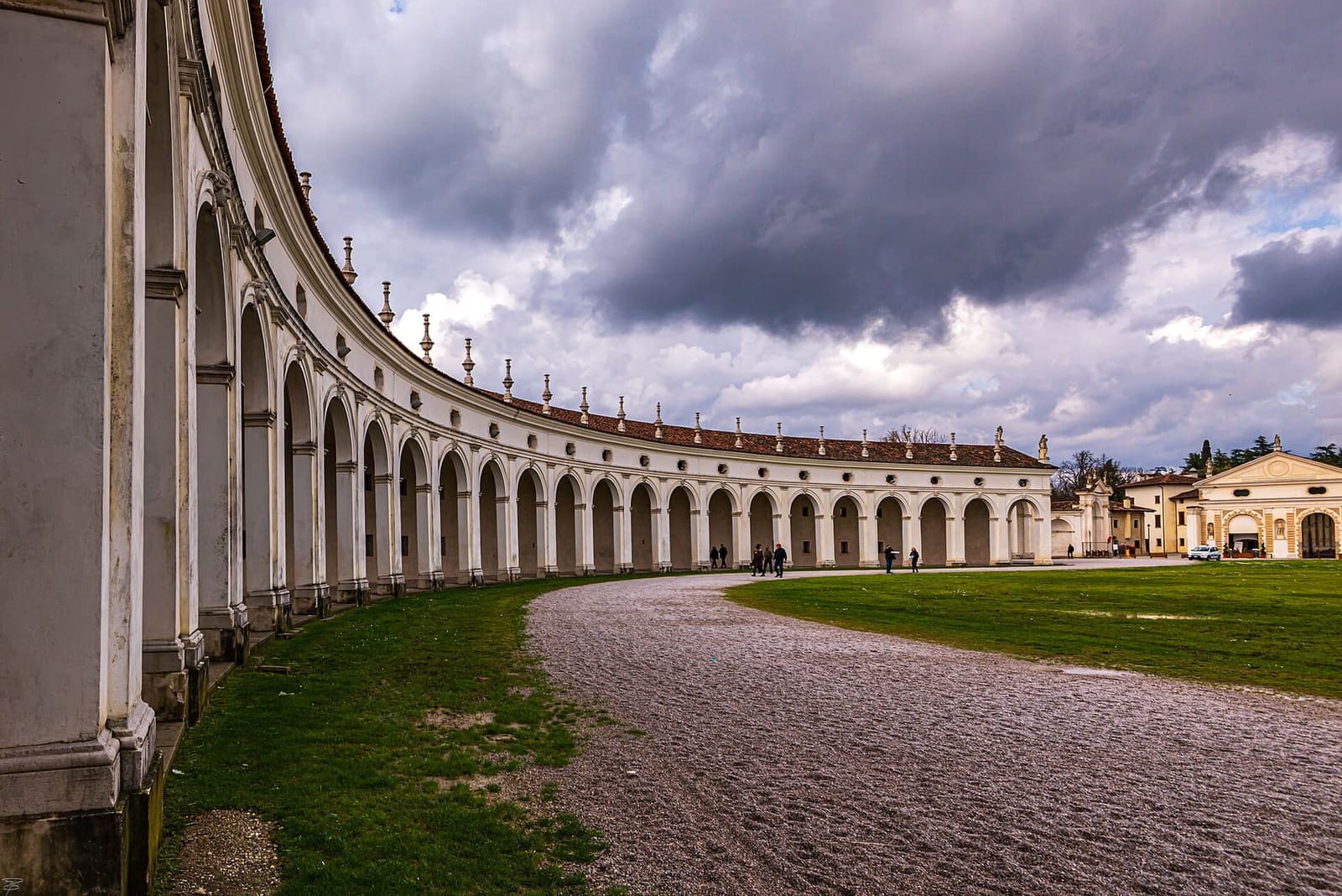 il porticato curvo dell'esedra di Villa Manin a Passariano