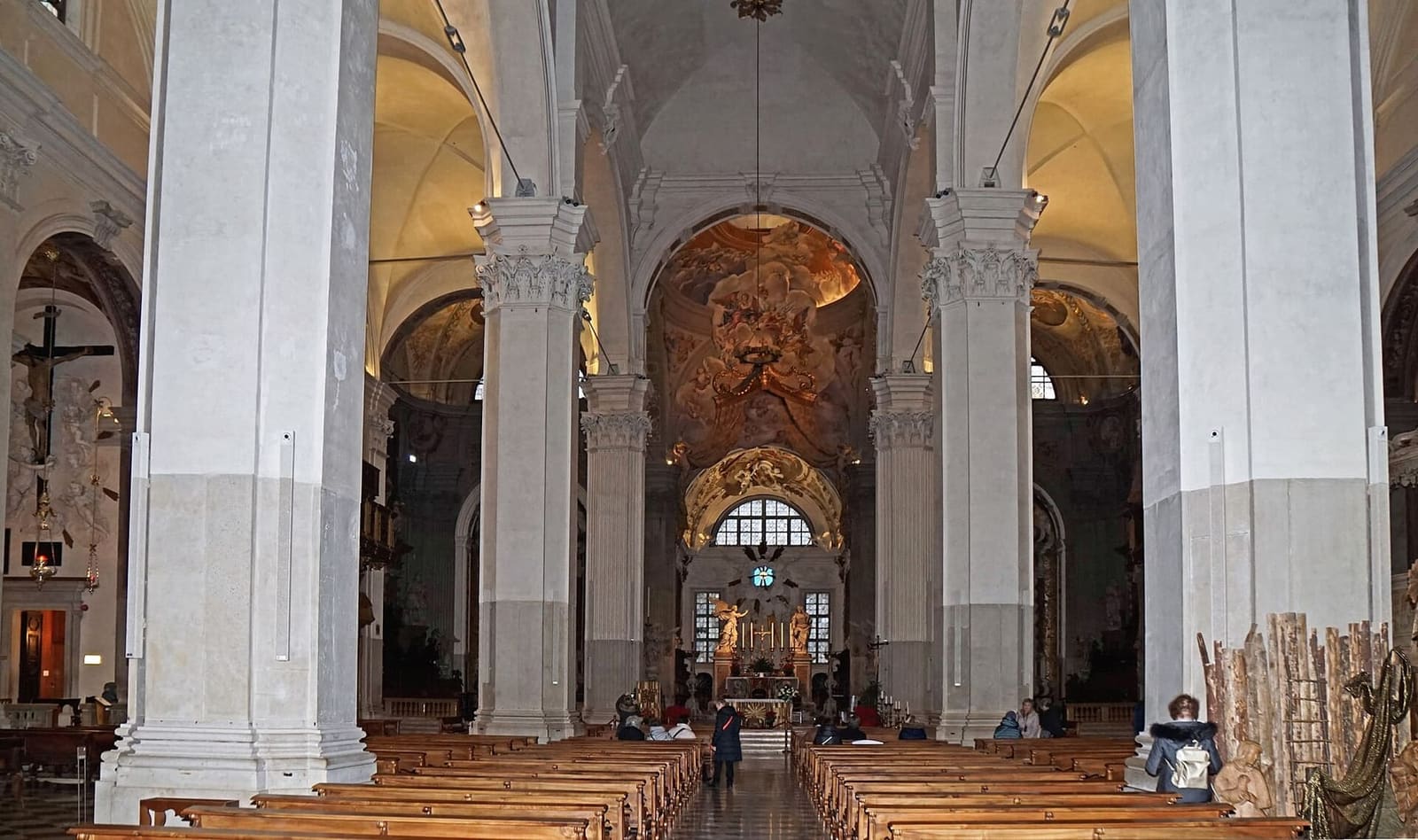 la navata del Duomo, rivestita di stucchi e altari barocchi