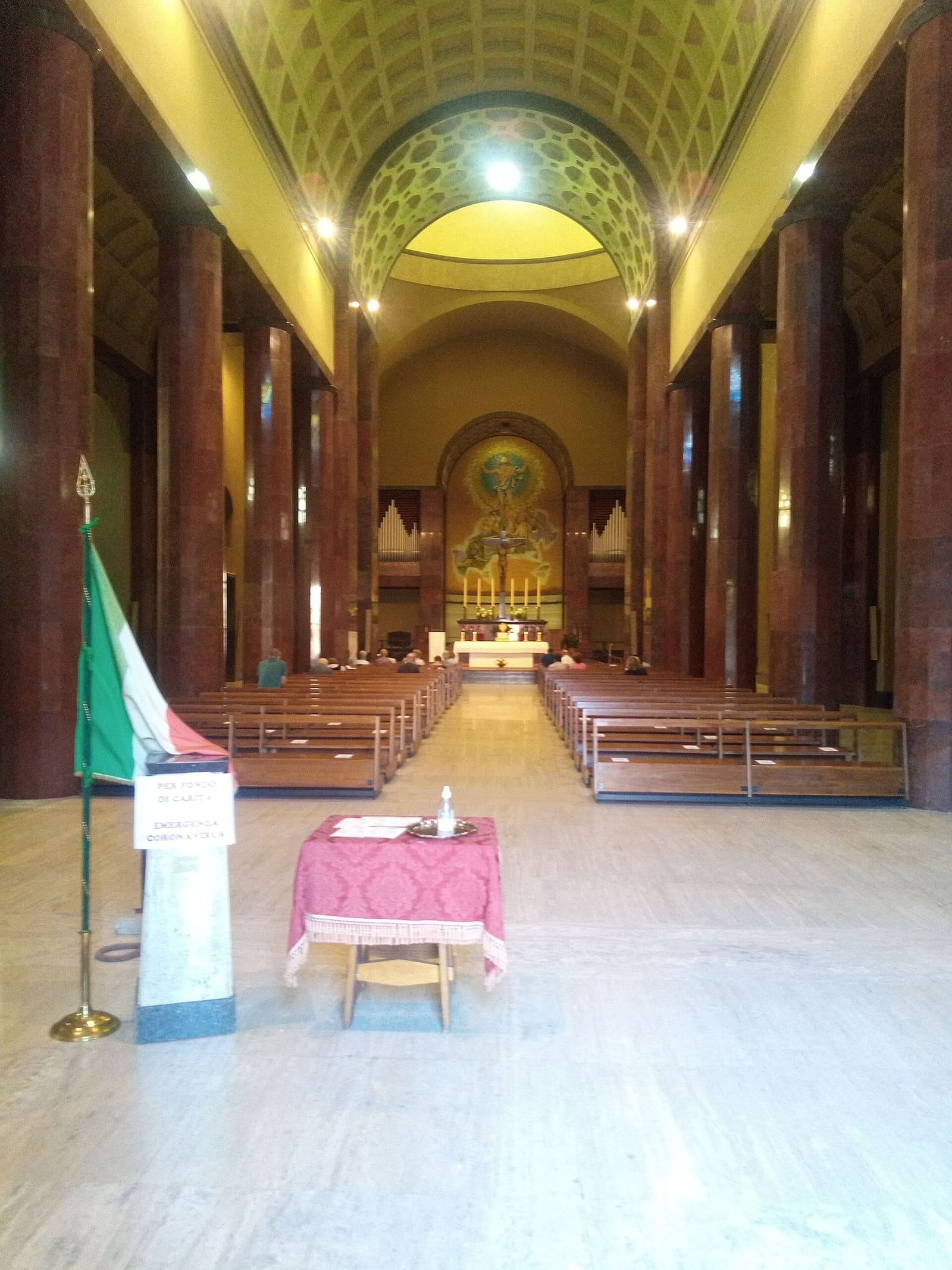la navata del Tempio Ossario, con il tricolore accanto all'ingresso