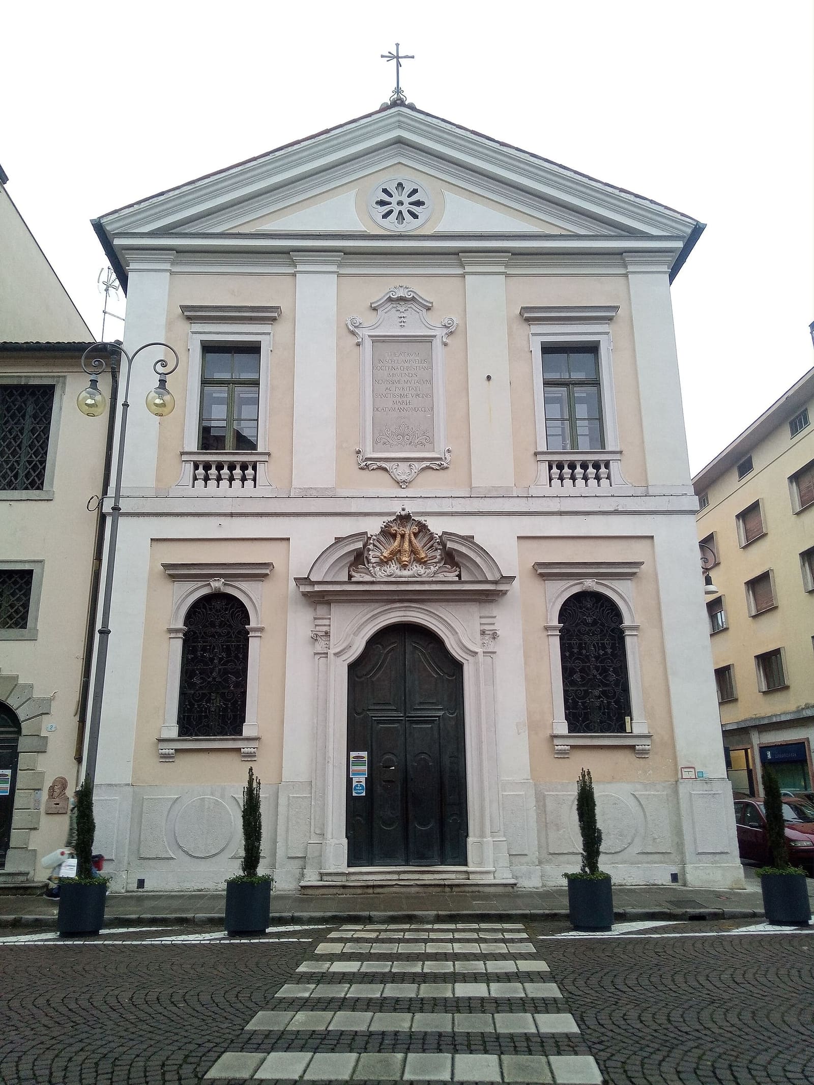 la facciata dell'Oratorio della Purità, davanti al fianco del Duomo