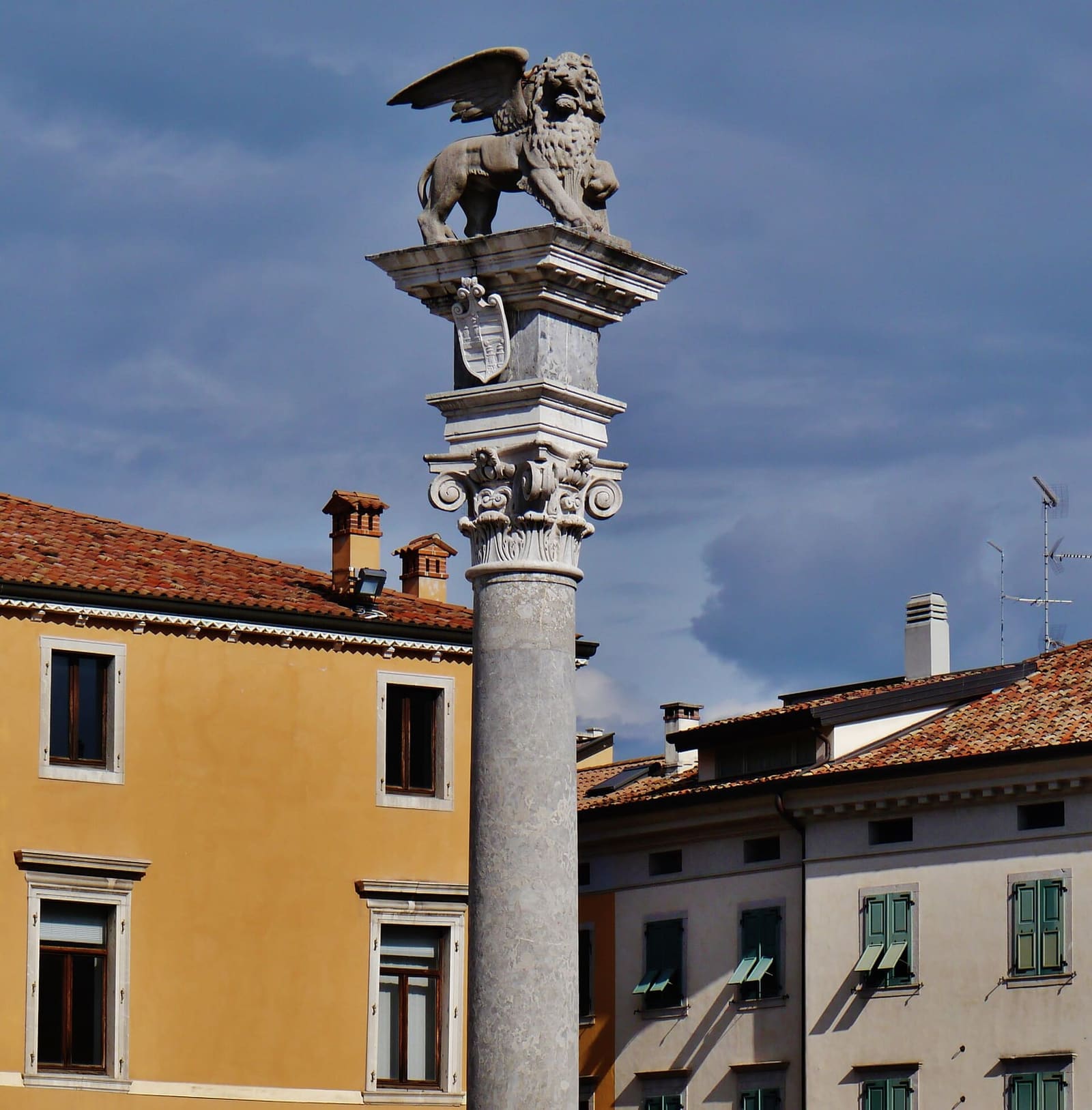 la colonna con il leone di San Marco in piazza della Libertà