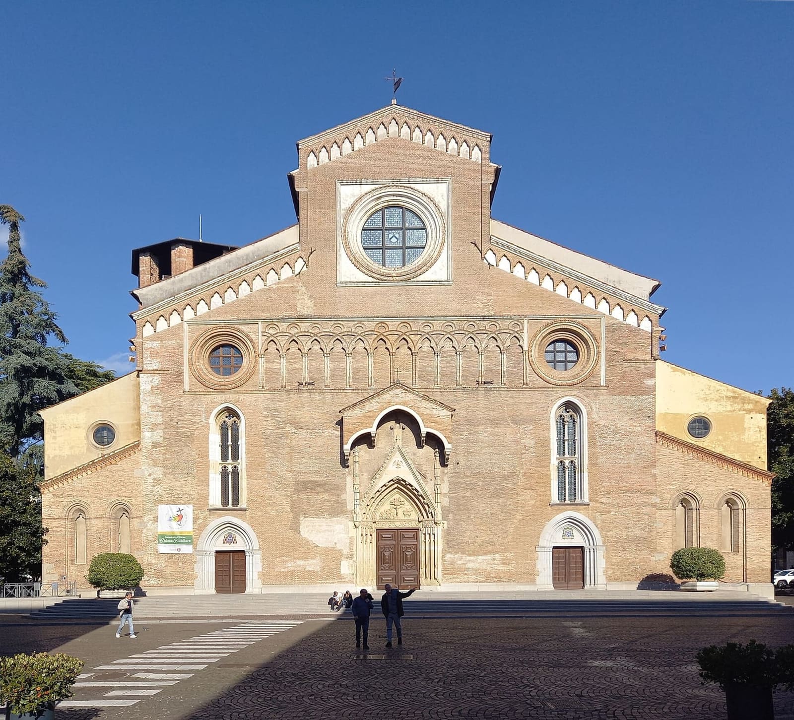 la facciata gotica in mattoni del Duomo di Udine, dedicato a Santa Maria Annunziata