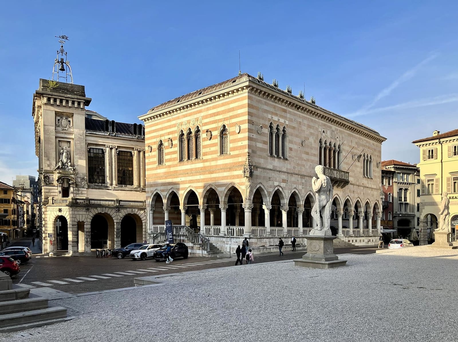 la Loggia del Lionello, il palazzo comunale gotico a fasce bianche e rosa su piazza della Libertà