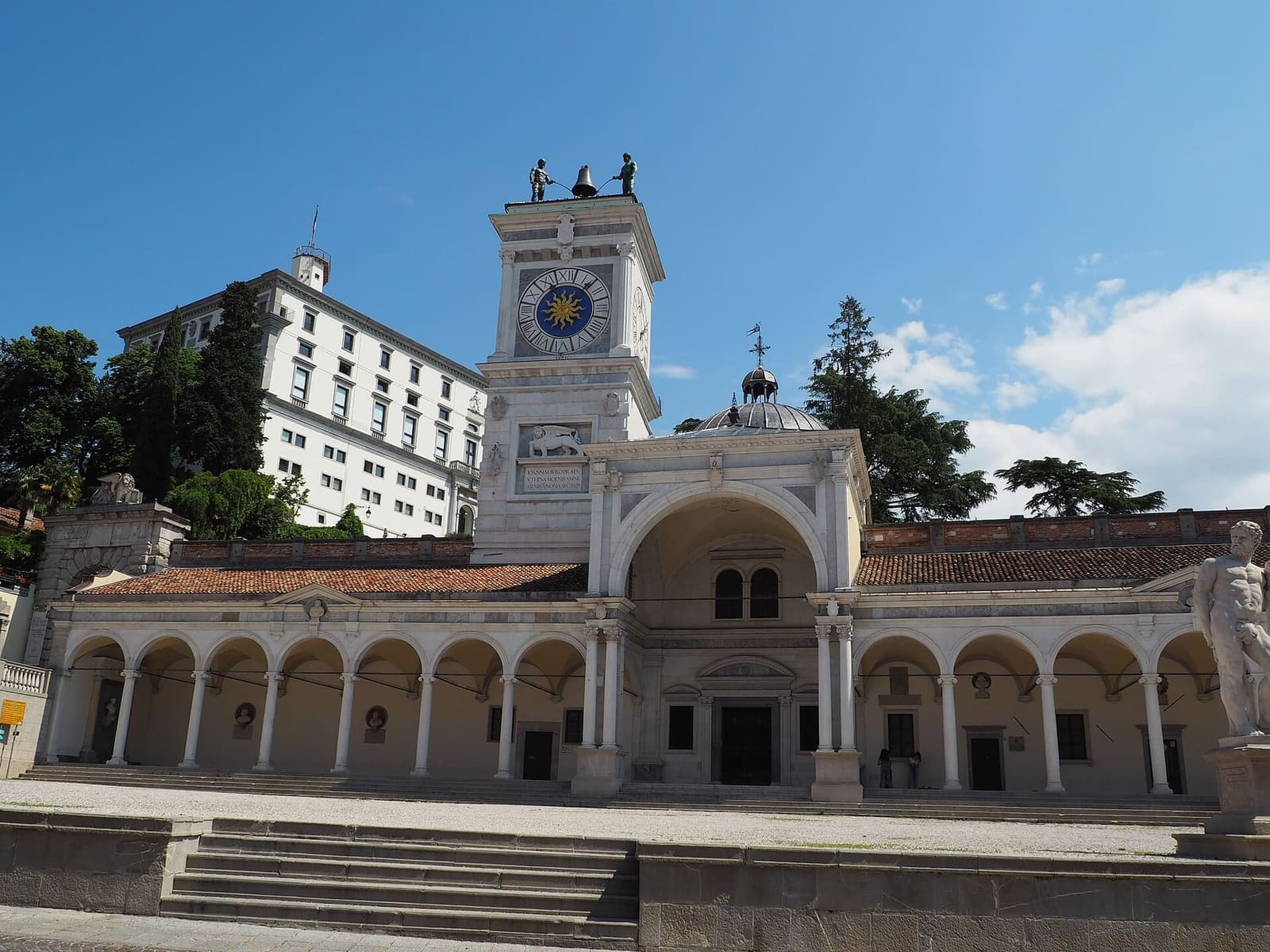 piazza della Libertà con il porticato di San Giovanni, la Torre dell'Orologio e il castello sulla collina