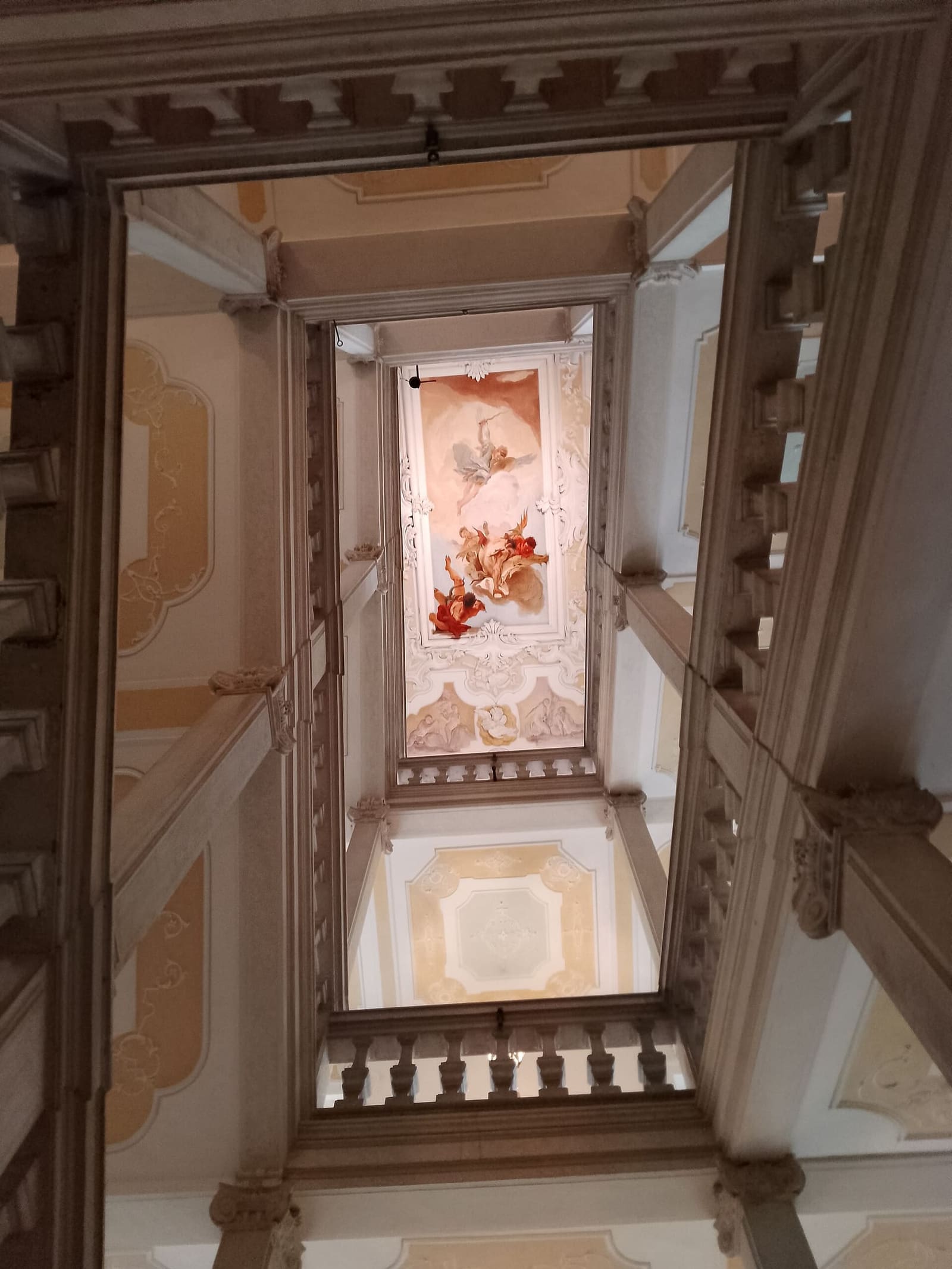 lo scalone d'onore del Palazzo Patriarcale con la Caduta degli angeli ribelli di Tiepolo