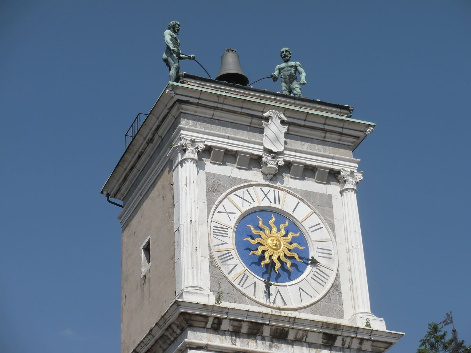 la Torre dell'Orologio con il quadrante del sole e i due mori che battono le ore sulla campana