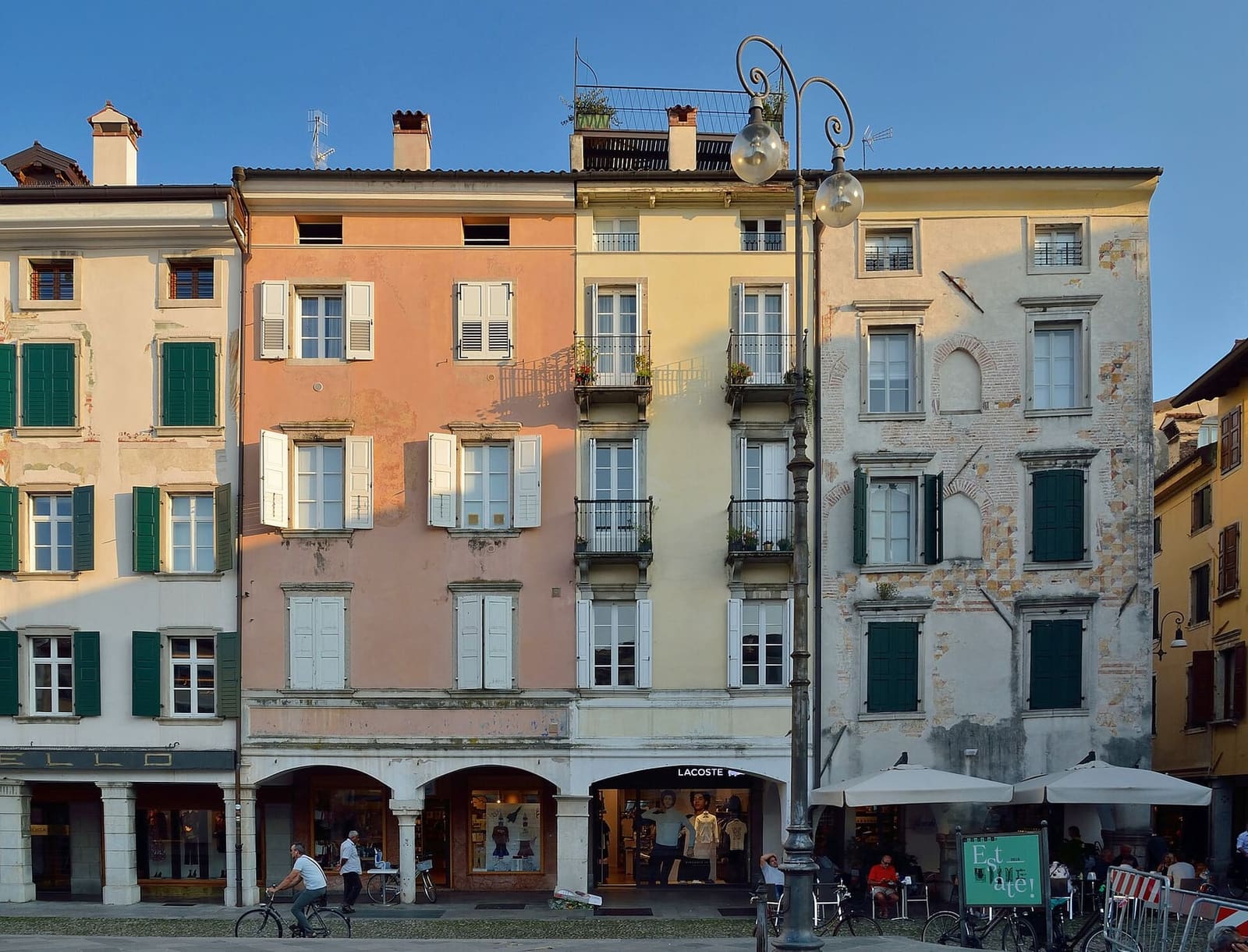 le case dipinte e i portici di piazza San Giacomo all'angolo con via Pelliccerie