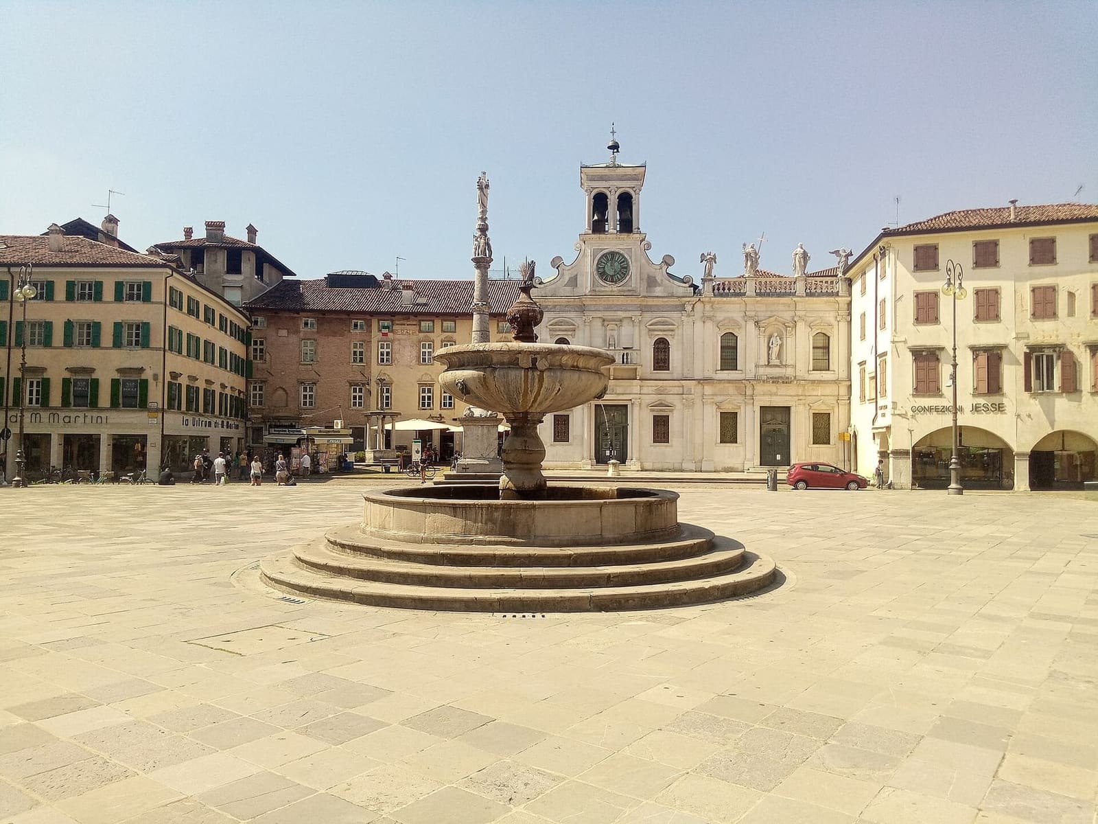 la fontana di piazza Matteotti, che a Udine tutti chiamano piazza San Giacomo, davanti alla chiesa di San Giacomo
