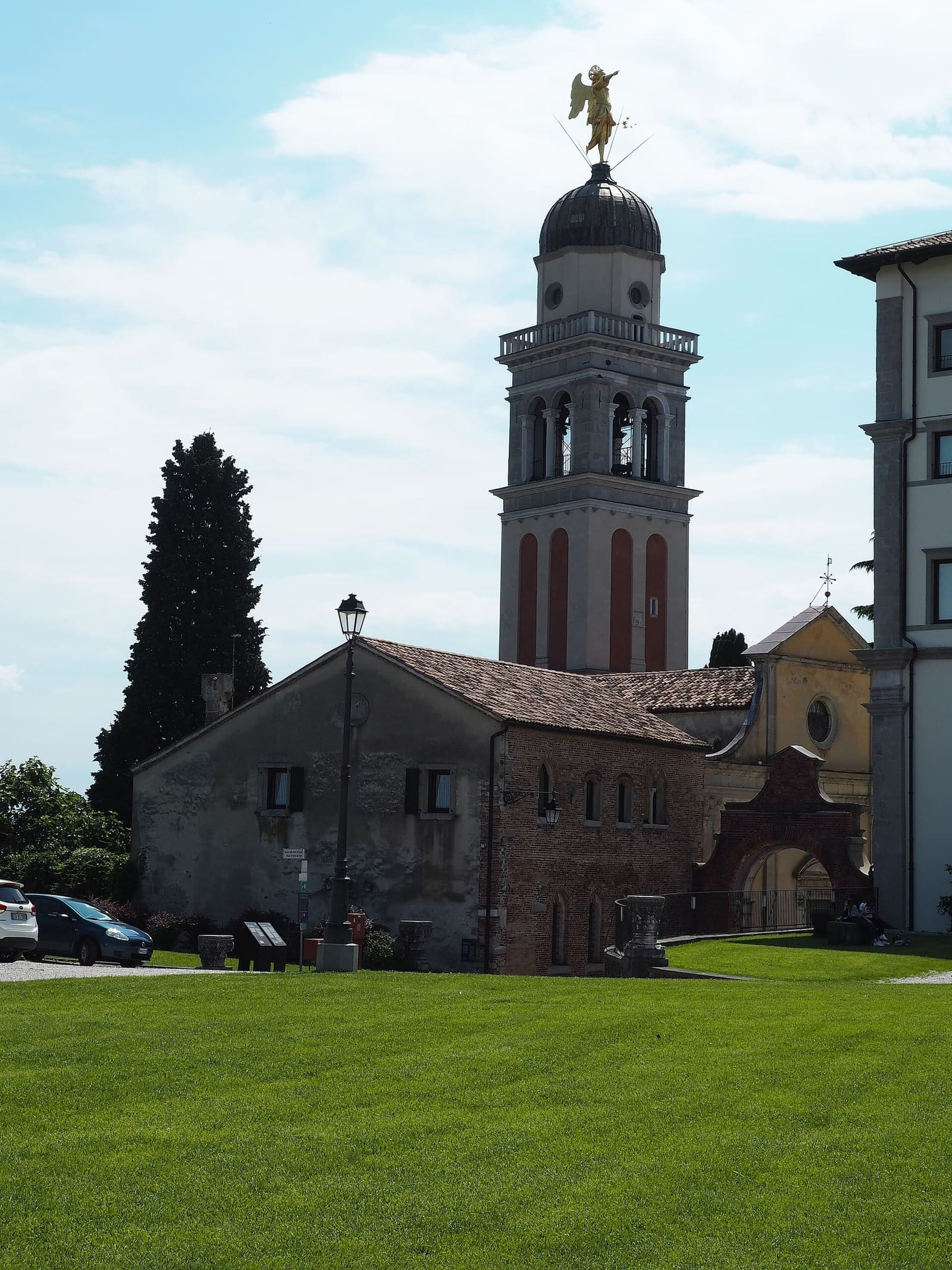 la chiesa di Santa Maria di Castello e il campanile con l'angelo dorato, sul colle del castello