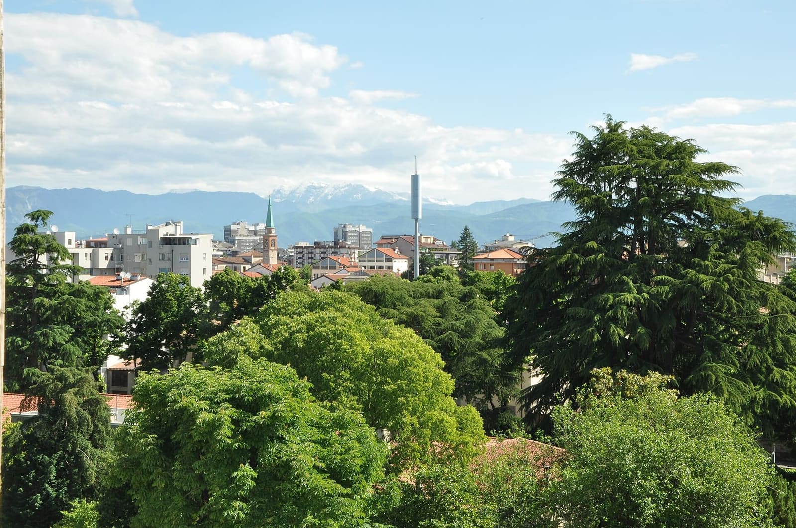 la città vista dal colle del castello, con le Alpi Giulie sullo sfondo