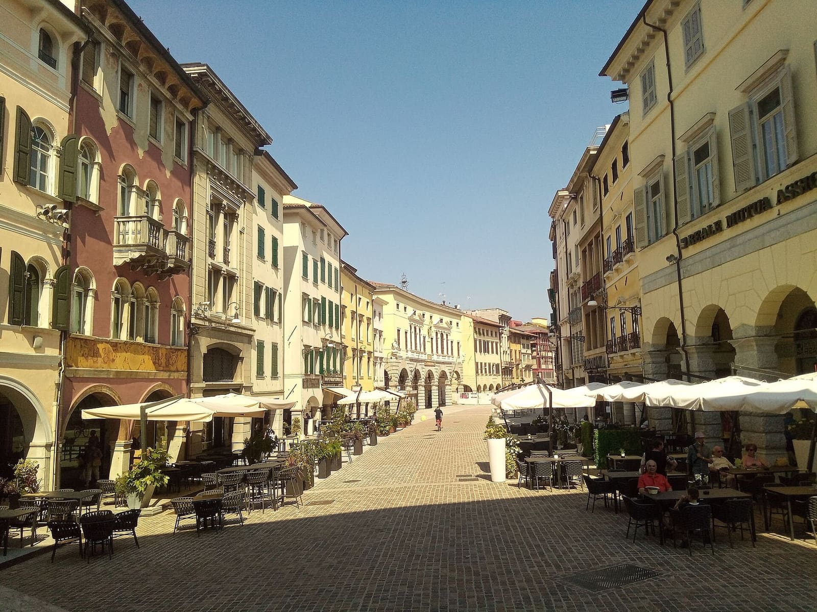 via Mercatovecchio, la strada dei portici e delle botteghe ai piedi del castello
