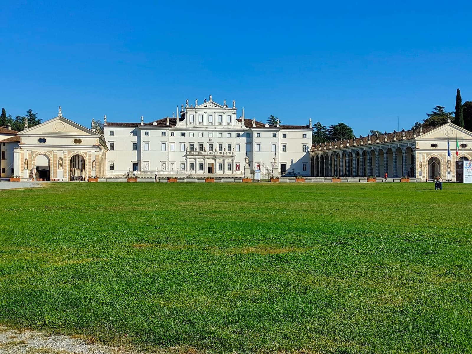 la Villa Manin a Passariano vista dal grande prato, con le barchesse ai lati