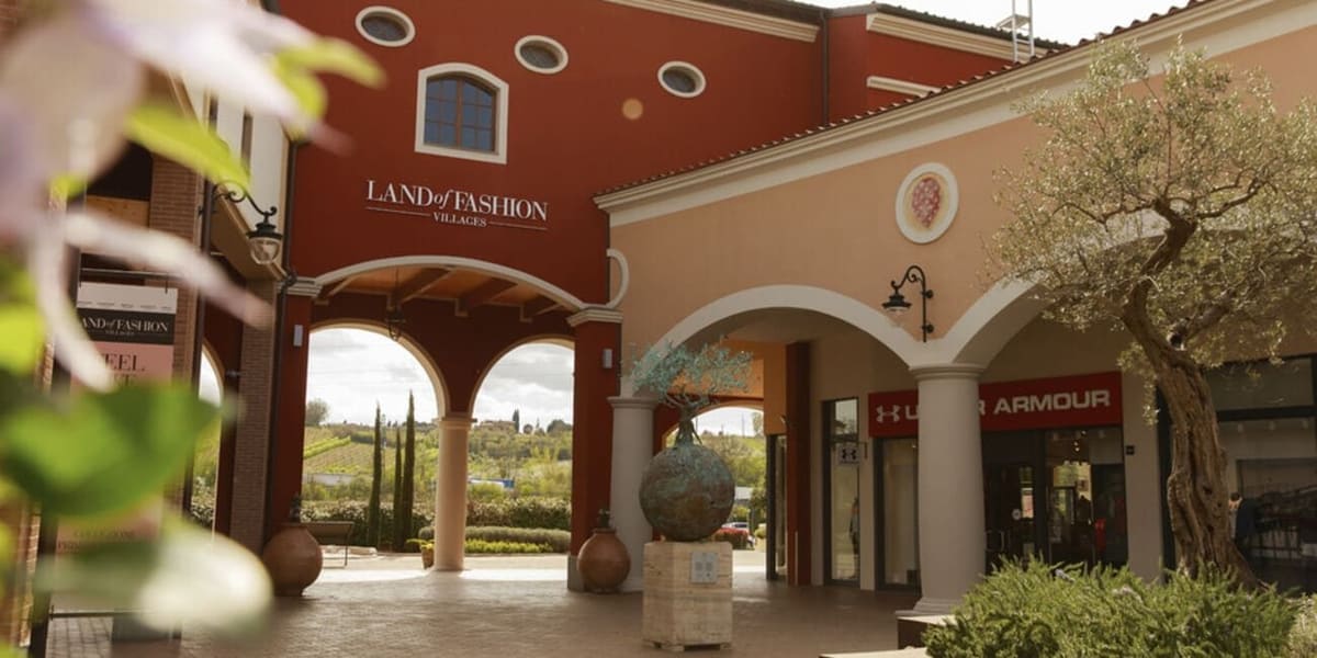 l'ingresso a portici del village, con le colline della Valdichiana che si vedono sotto gli archi