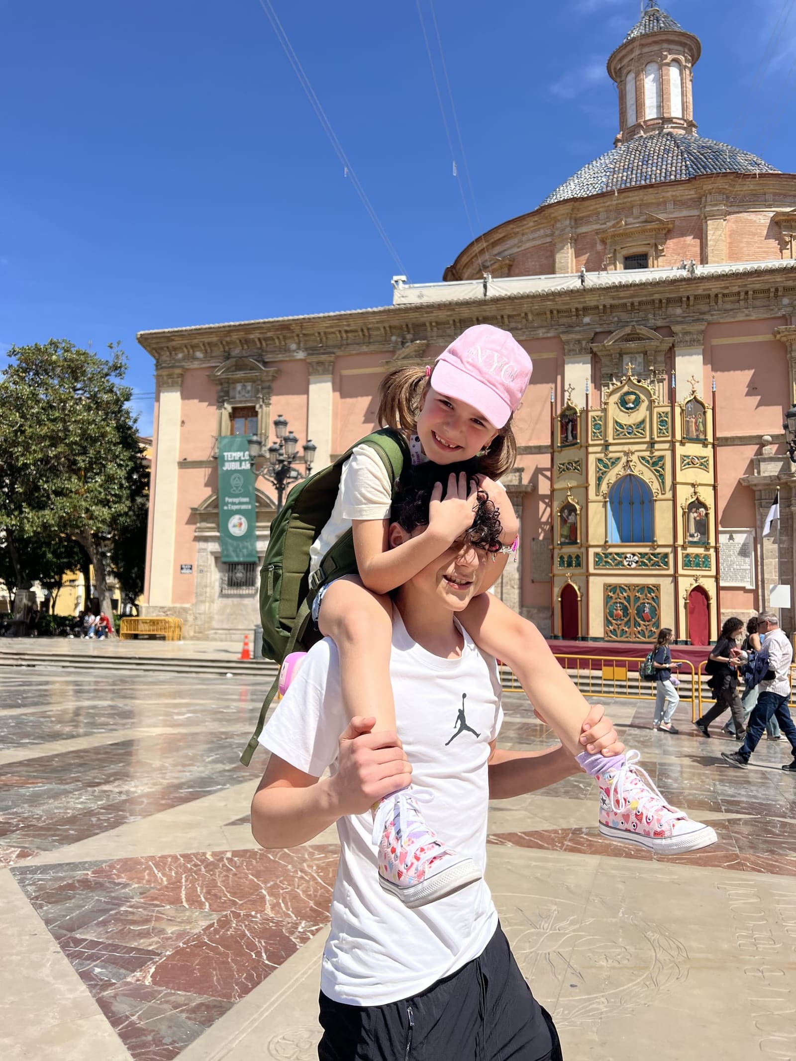 i nostri ragazzi sulla Plaça de la Mare de Déu, davanti alla Basílica de la Mare de Déu dels Desemparats e alla sua cupola di tegole azzurre