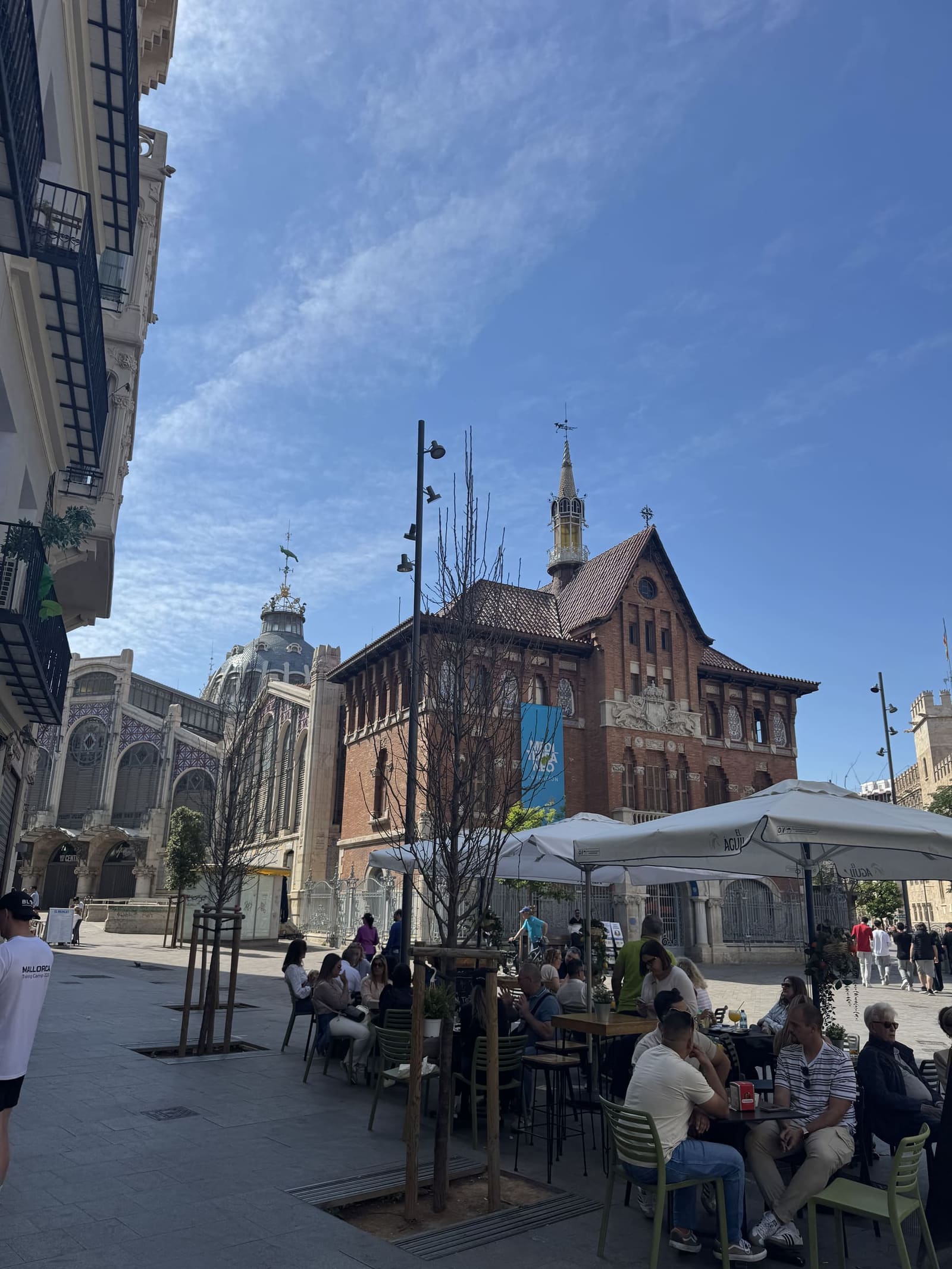 il Mercat Central e la Llotgeta sulla Plaça del Mercat, con la Llotja de la Seda sulla destra