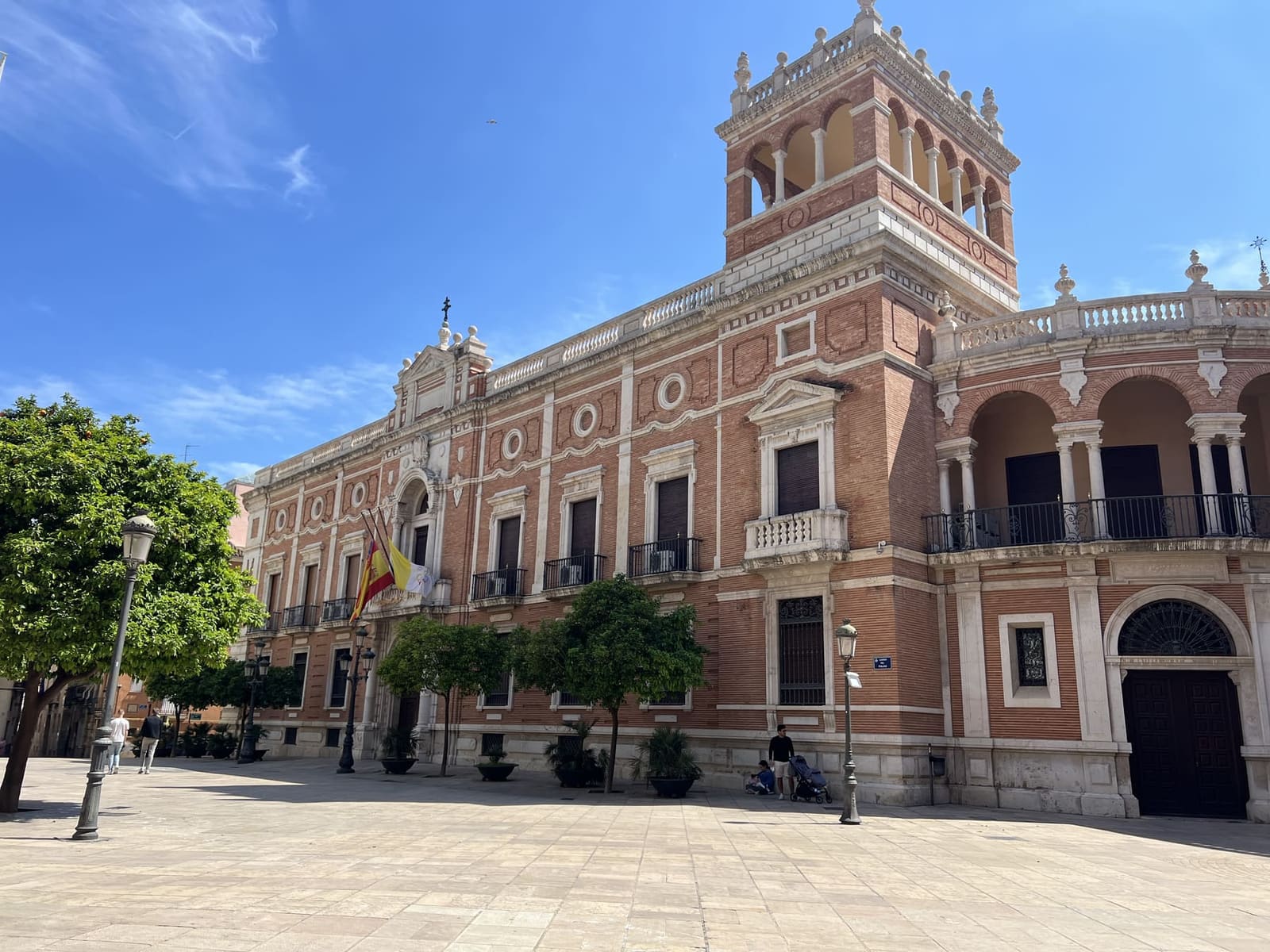 il Palau Arquebisbal sulla Plaça de l'Almoina, con la loggia in cima alla torre
