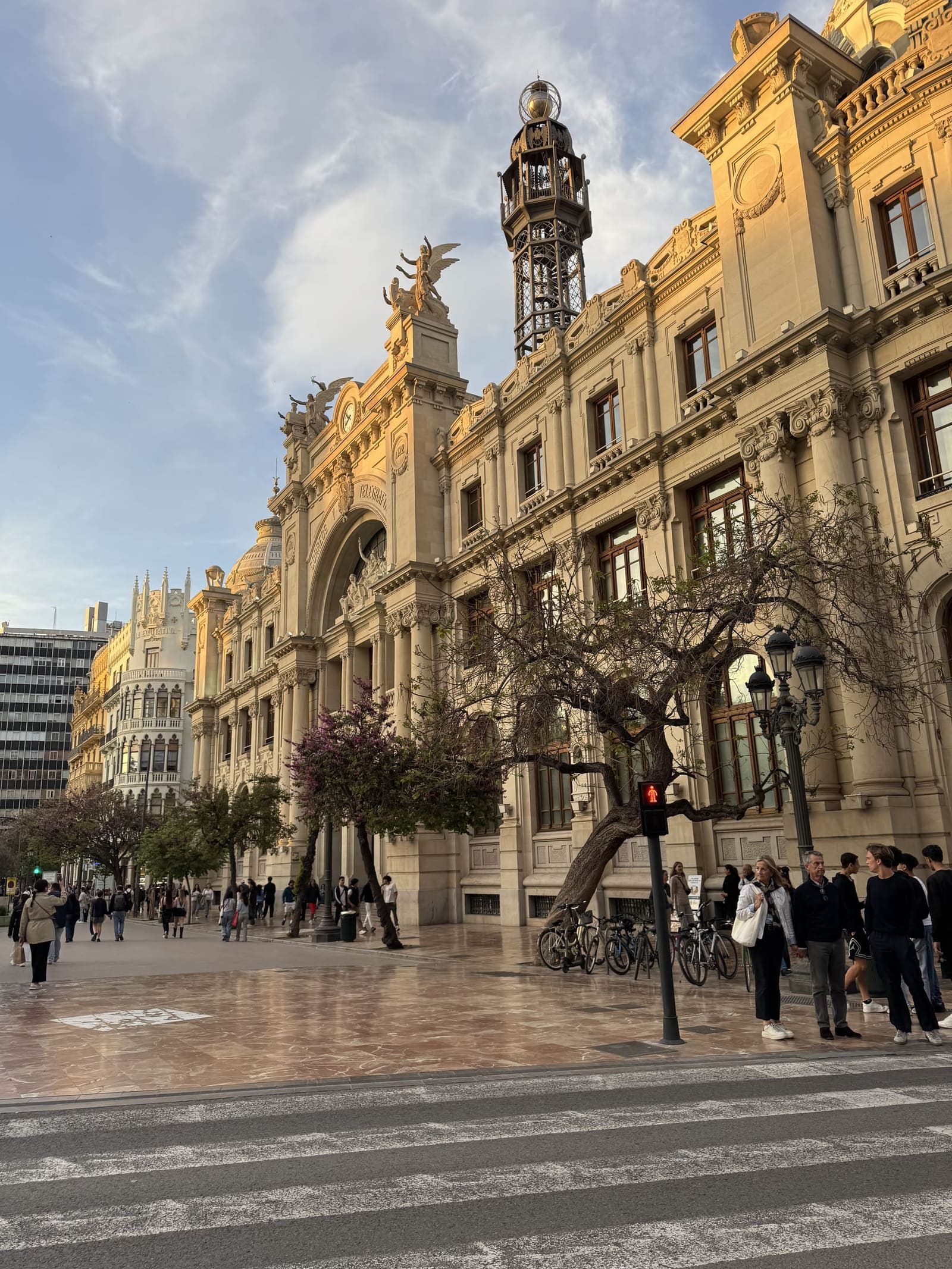 l'Edifici de Correus i Telègrafs sulla Plaça de l'Ajuntament, con la torretta di vetro e ferro sul tetto