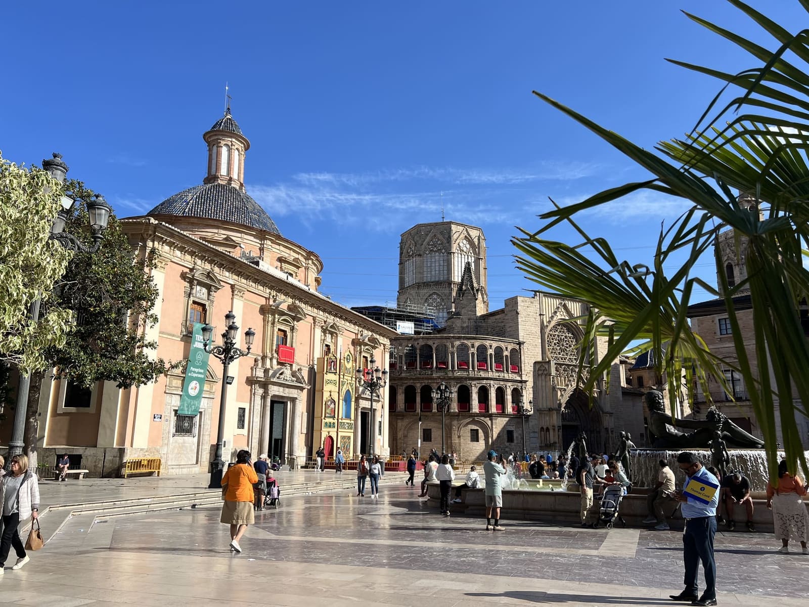 la cupola della basilica dei Desemparats, il cimborio della cattedrale e la fontana del Túria sulla Plaça de la Mare de Déu
