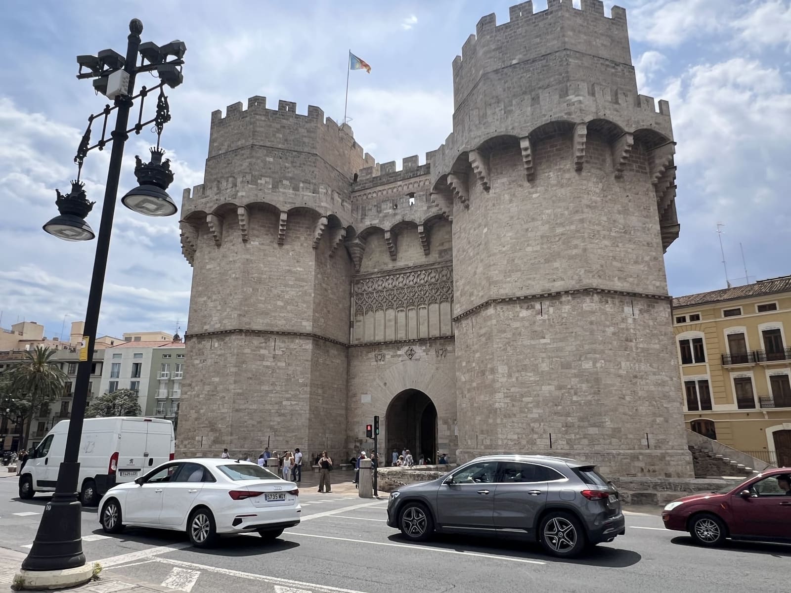le Torres dels Serrans, la porta gotica della cinta medievale, e il traffico che ci gira davanti