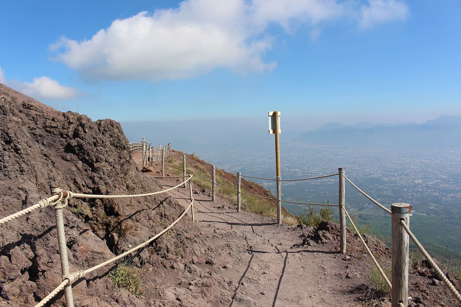 il sentiero sul fianco del cono, con le corde e la piana in fondo