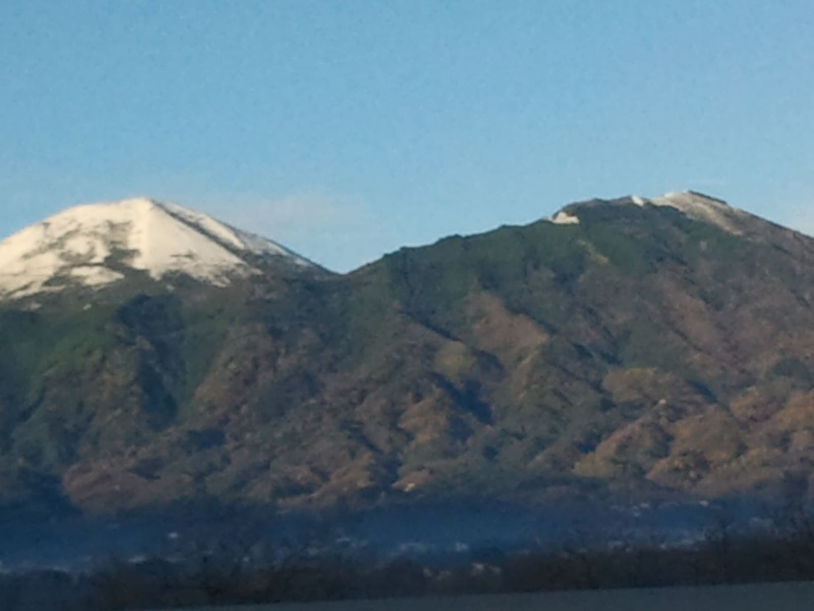 il Monte Somma e il Vesuvio con la neve in cima, a gennaio