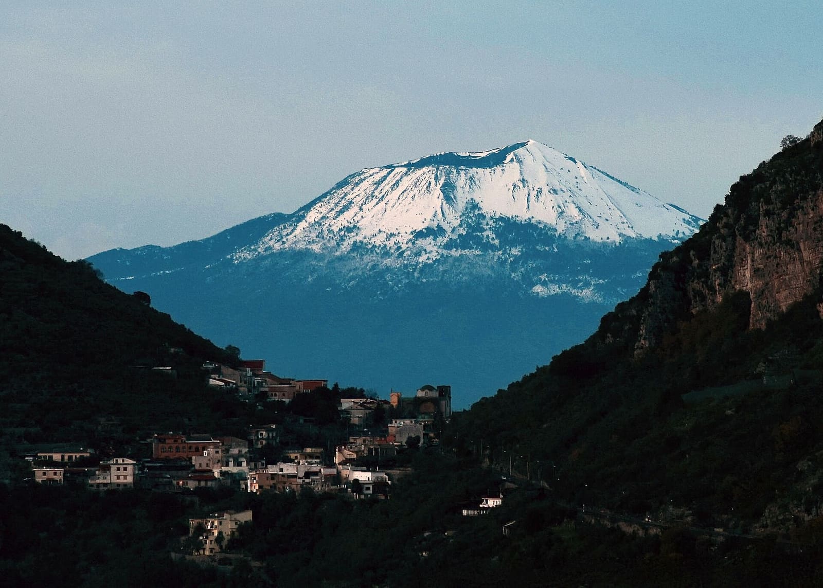 il Vesuvio con la neve, visto fra i monti della penisola sorrentina, a gennaio