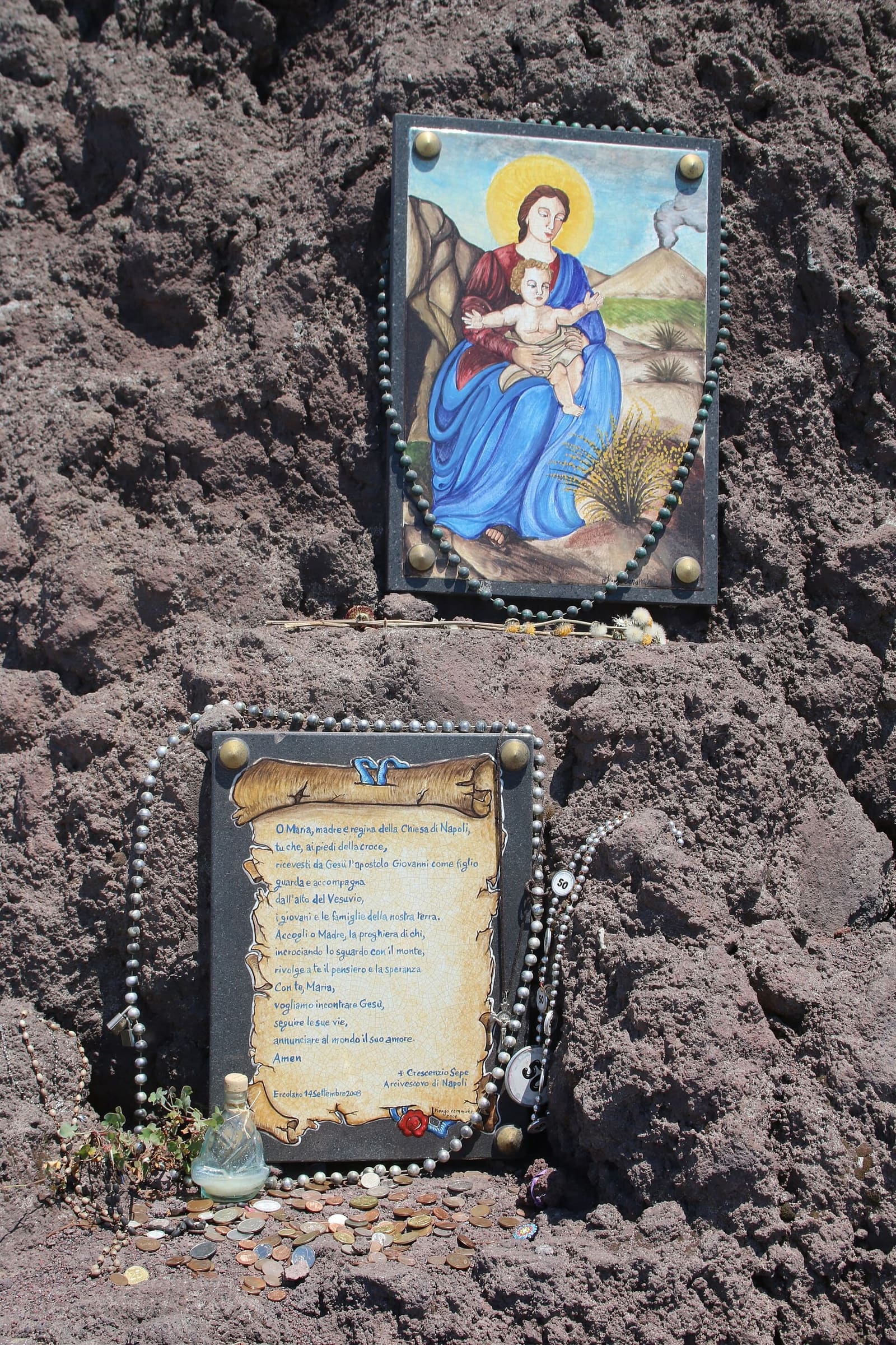 l'edicola con la Madonna fra le rocce del sentiero
