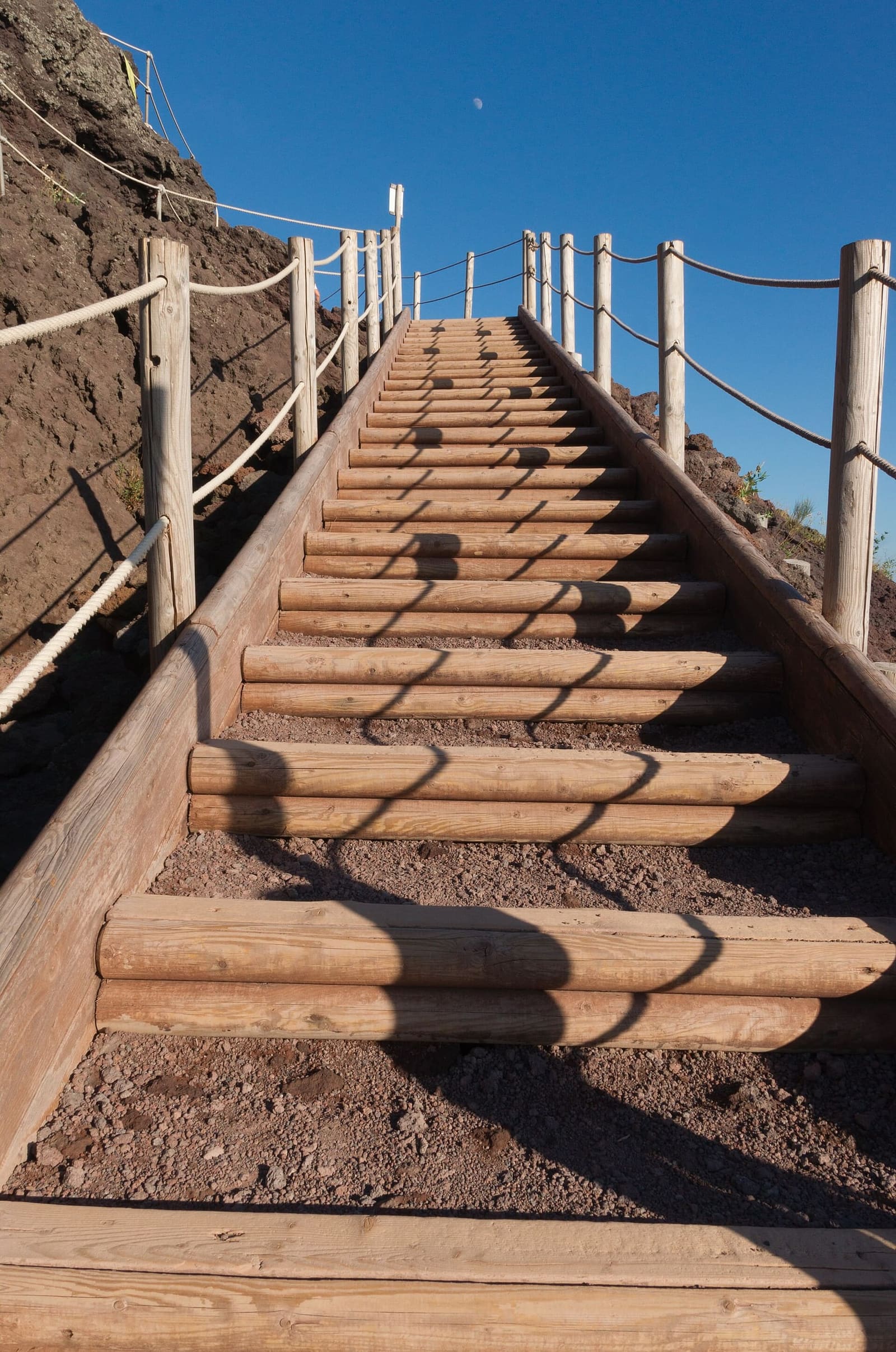 la scala di legno sul sentiero