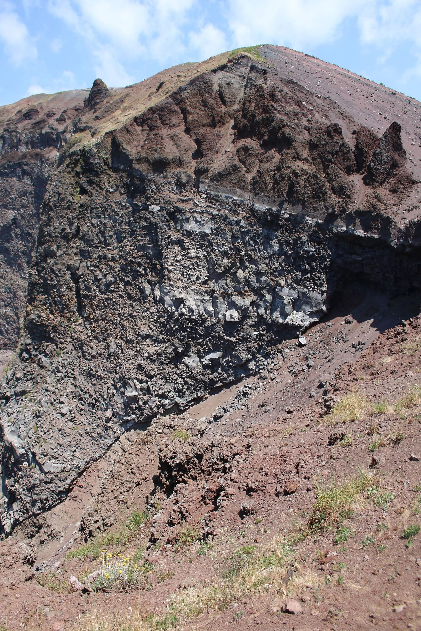 uno sperone di lava sul bordo del cratere