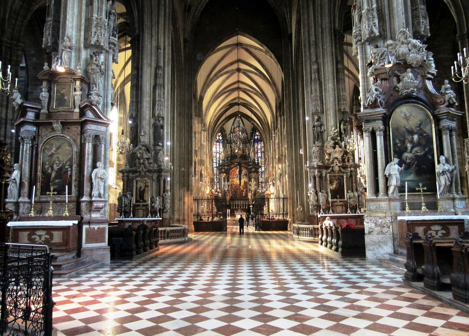 la navata del duomo di Santo Stefano, fino all'altare maggiore