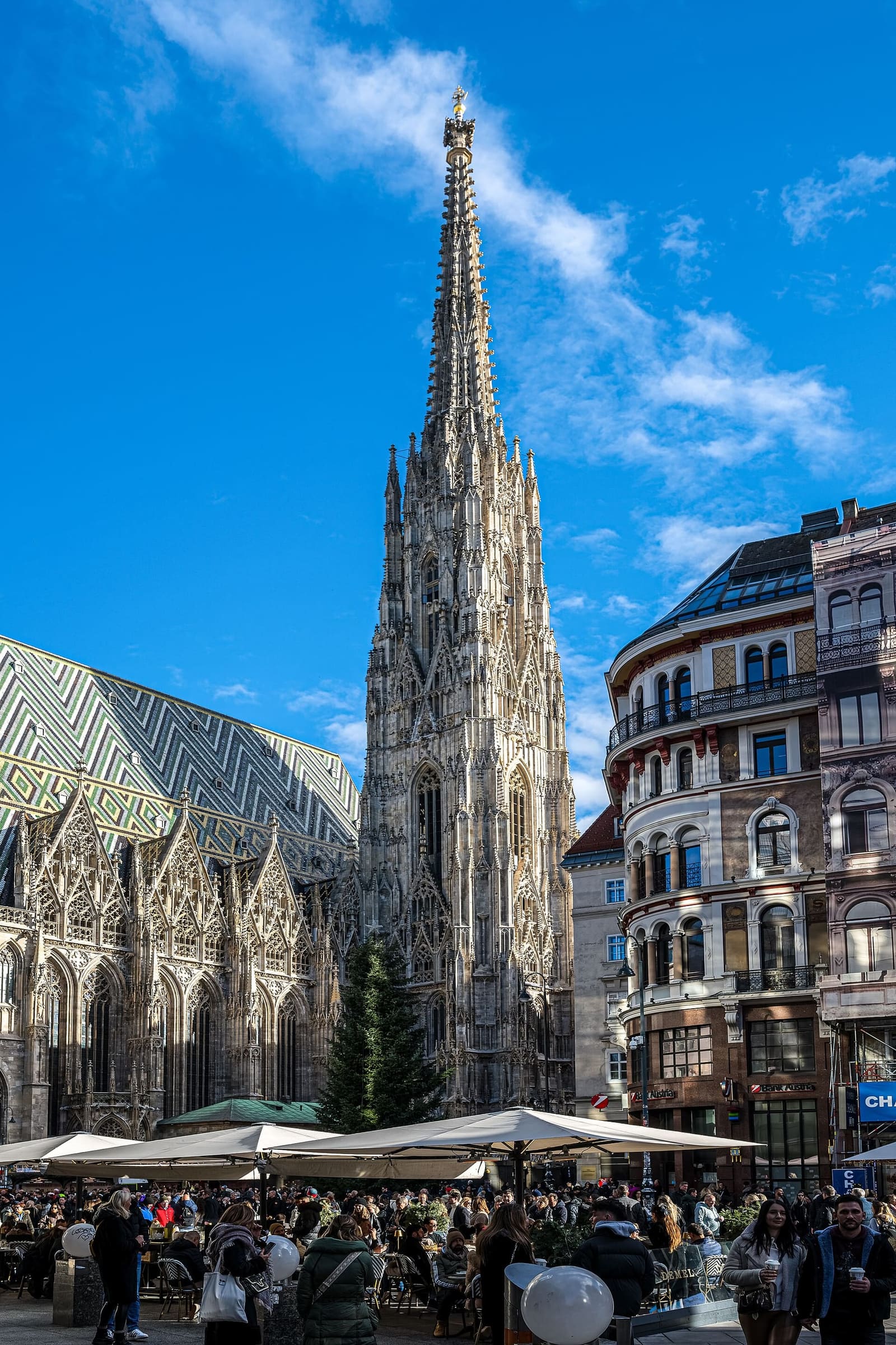 il duomo di Santo Stefano con la torre sud e il tetto di tegole colorate, sopra lo Stephansplatz