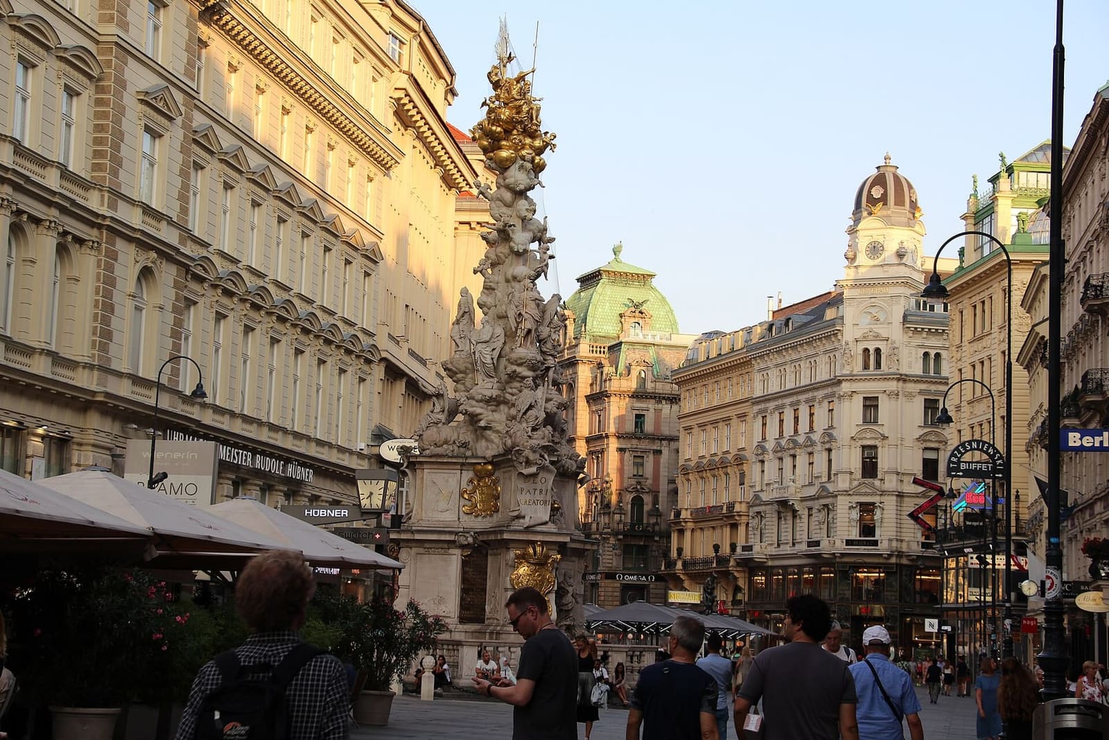 il Graben con la colonna della peste e i caffè all'aperto