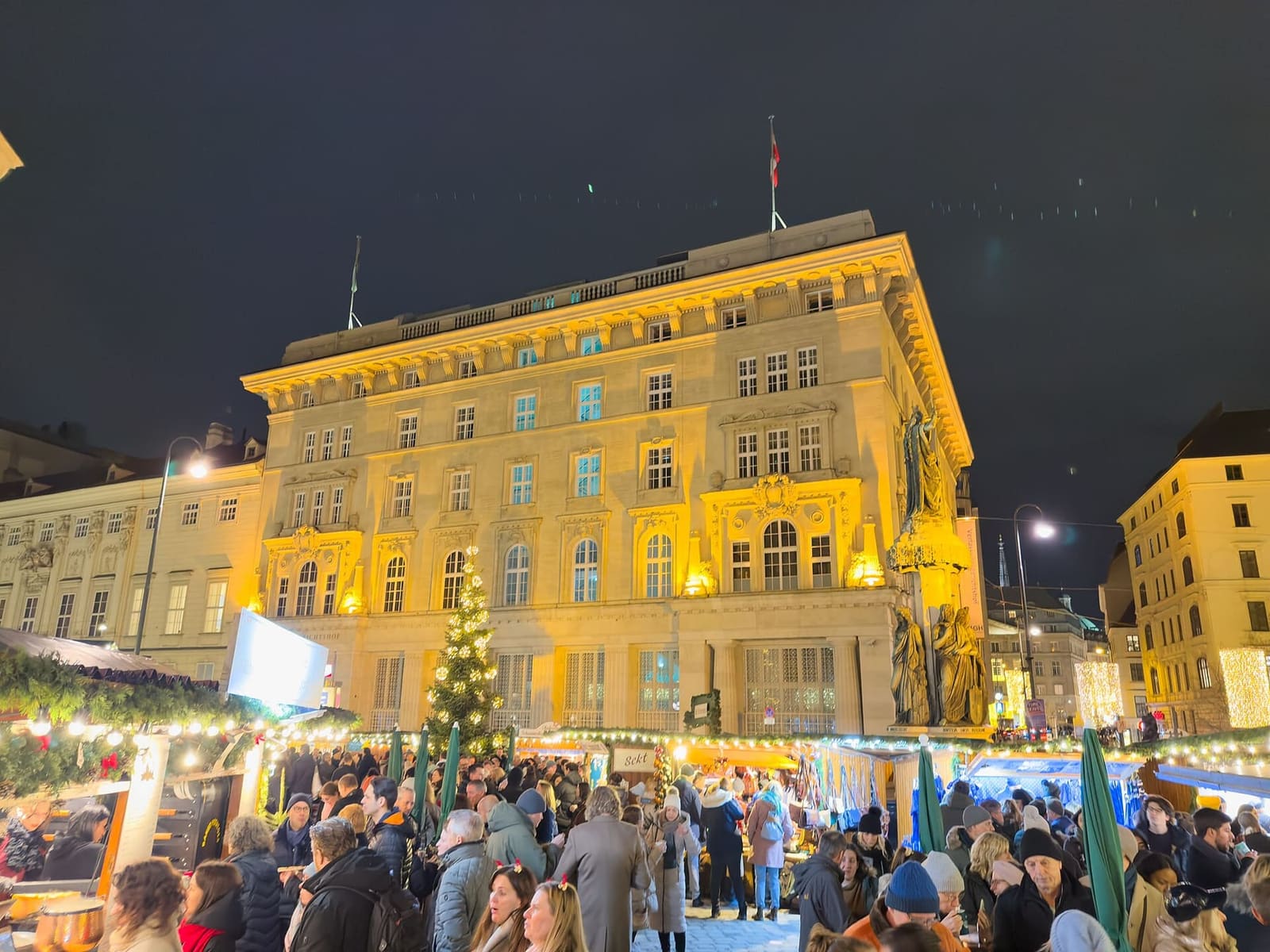l'Altwiener Christkindlmarkt sulla Freyung, la sera del 7 dicembre 2025