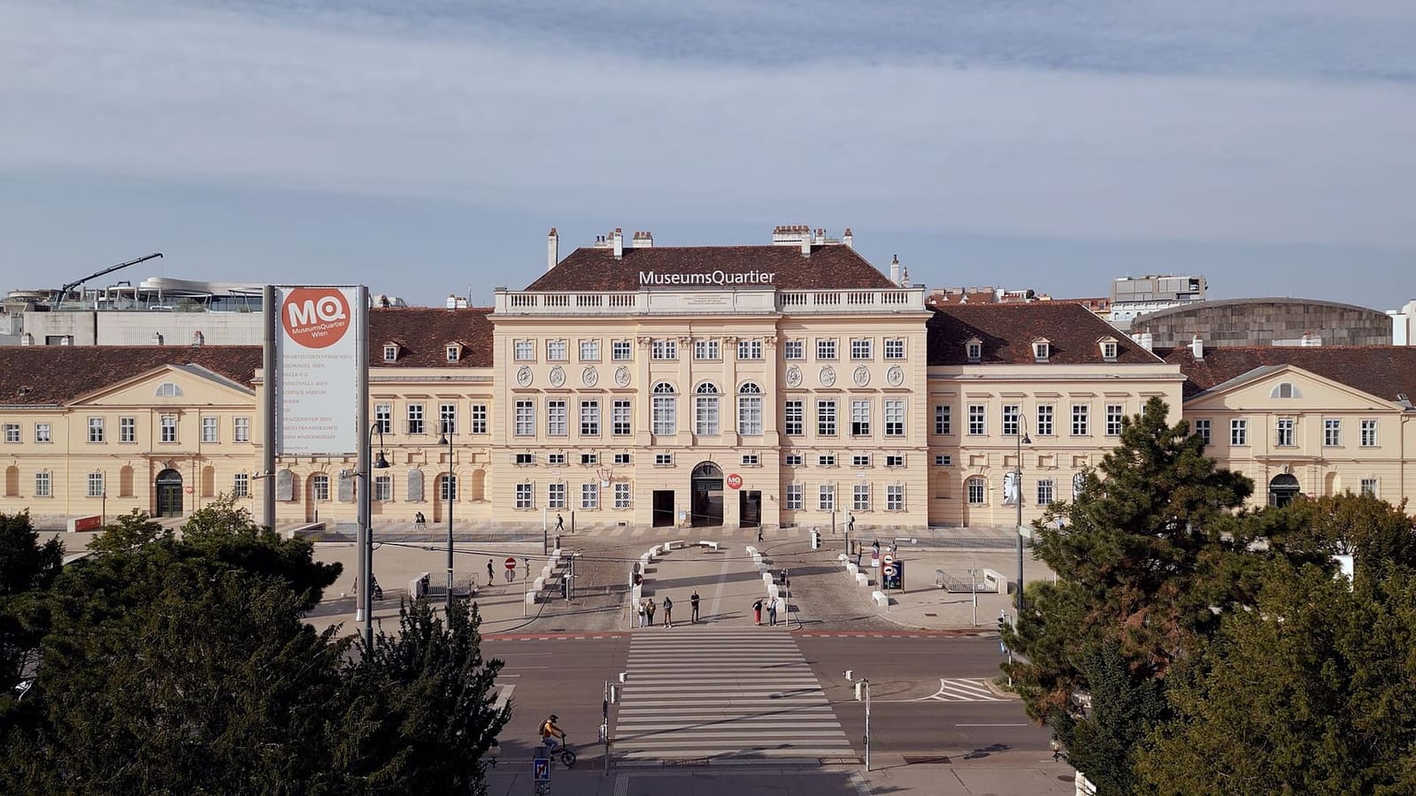 il cortile del MuseumsQuartier, davanti alle vecchie scuderie di corte