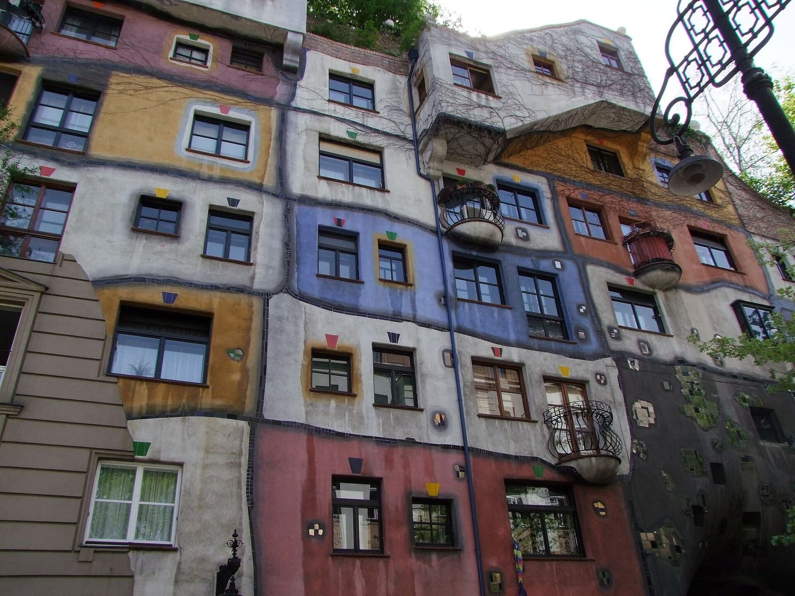le facciate colorate della casa di Hundertwasser