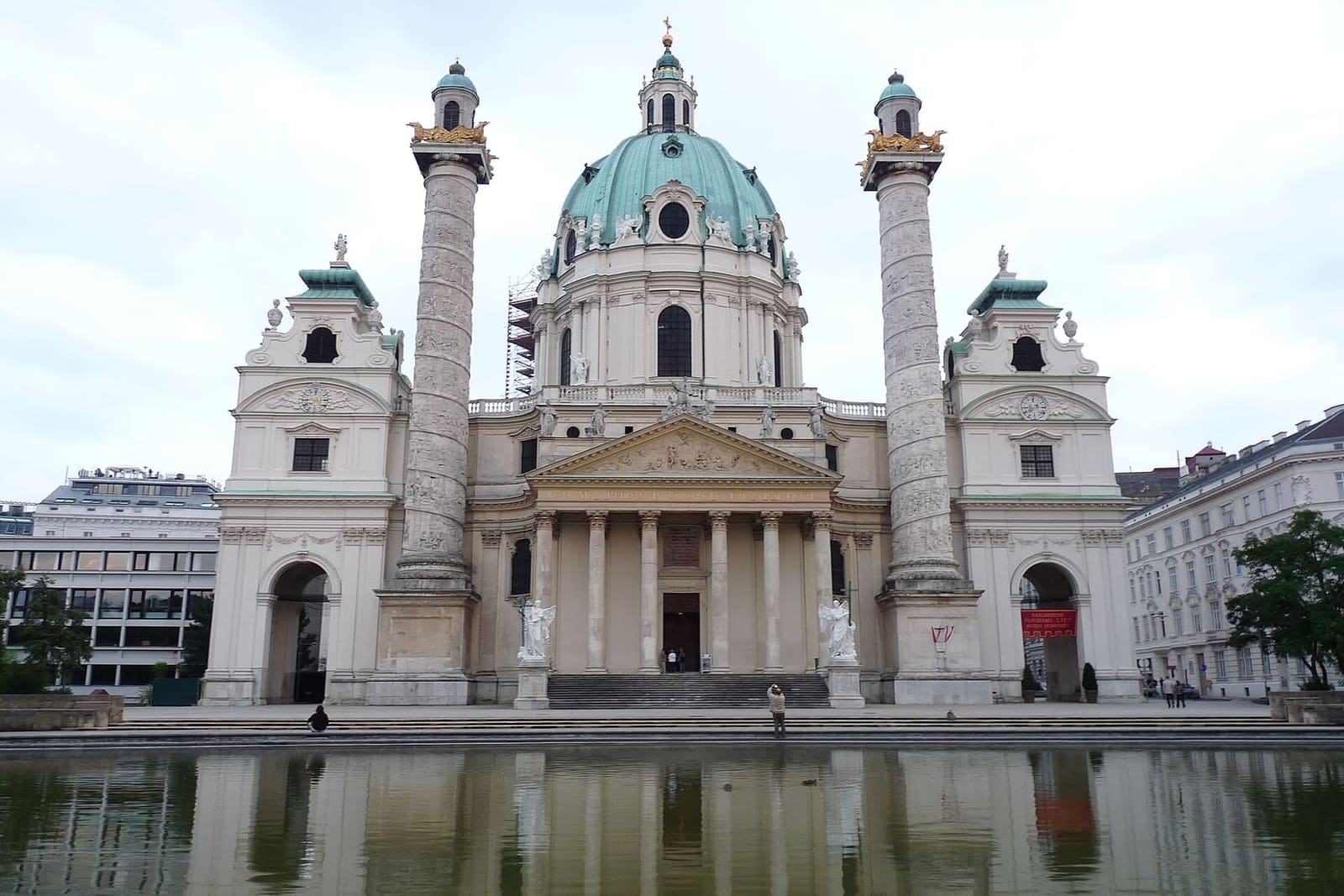la Karlskirche con le due colonne, riflessa nella vasca della piazza