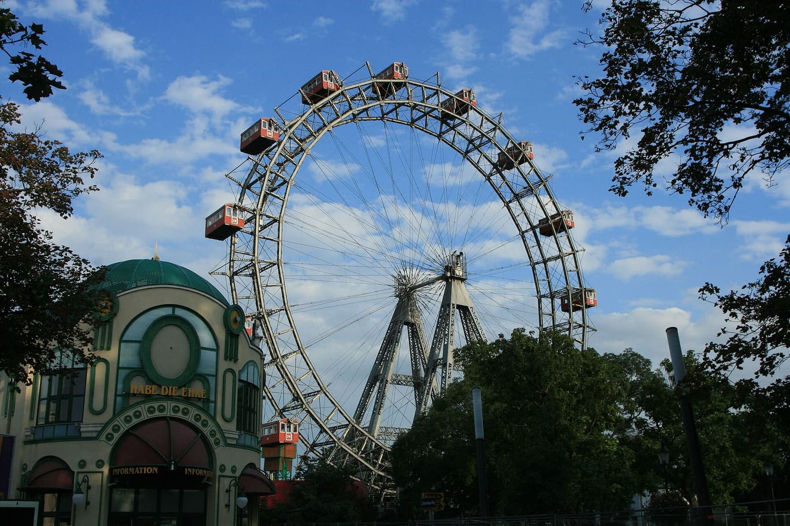 la ruota panoramica del Prater, con le cabine rosse