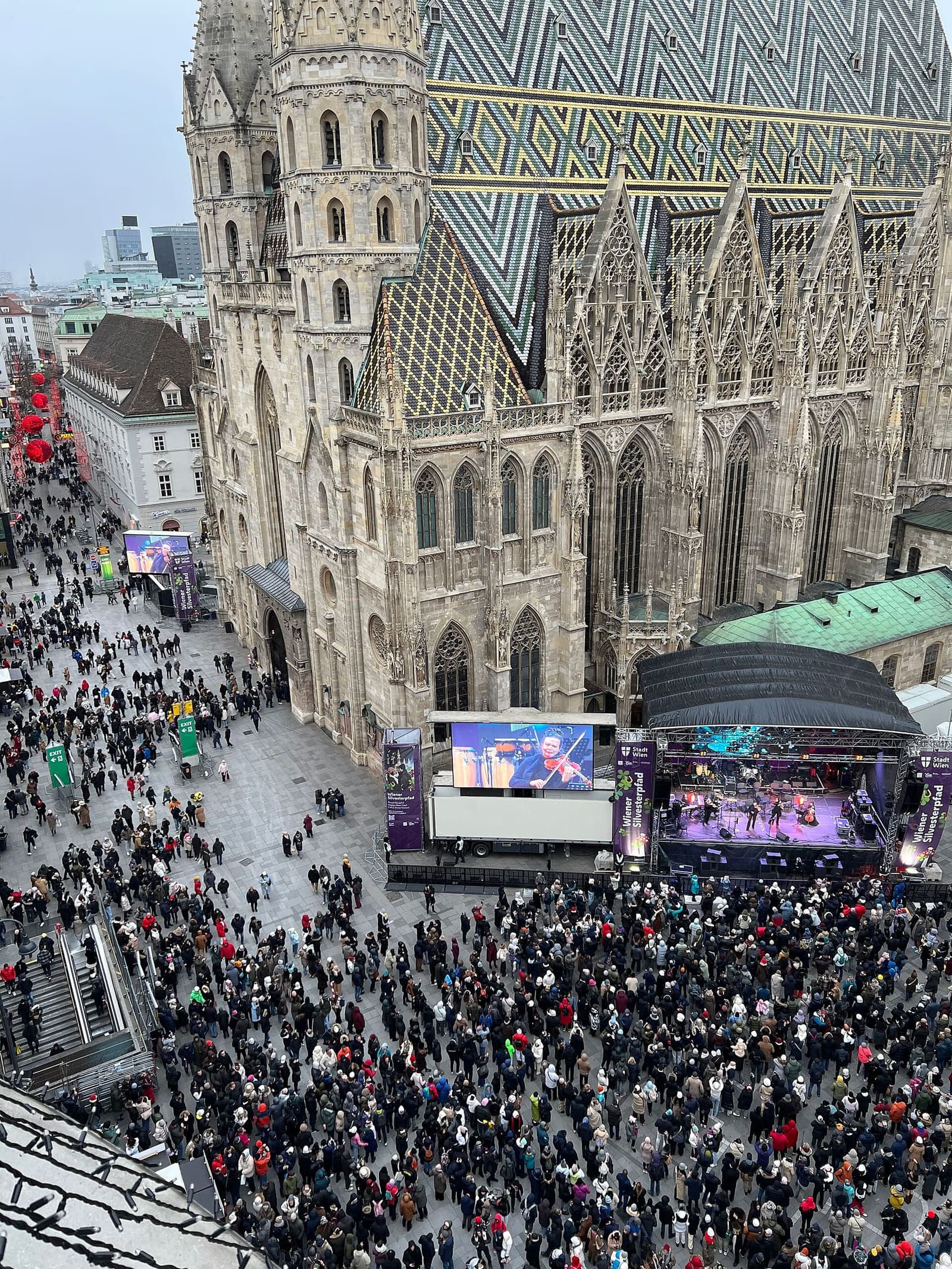 la notte di San Silvestro sullo Stephansplatz, con il palco davanti al duomo