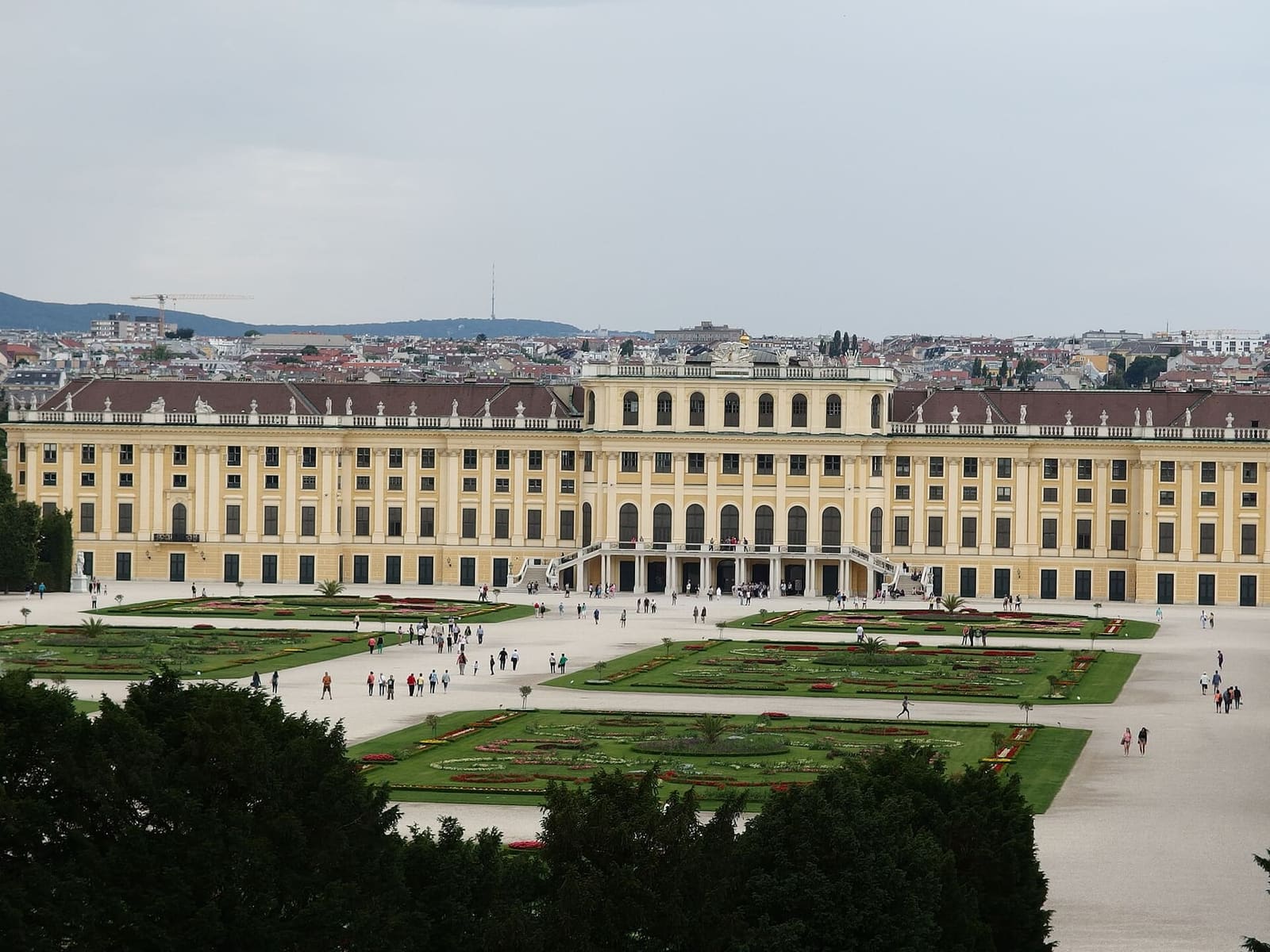 il castello di Schönbrunn e il parterre visti dalla collina della Gloriette