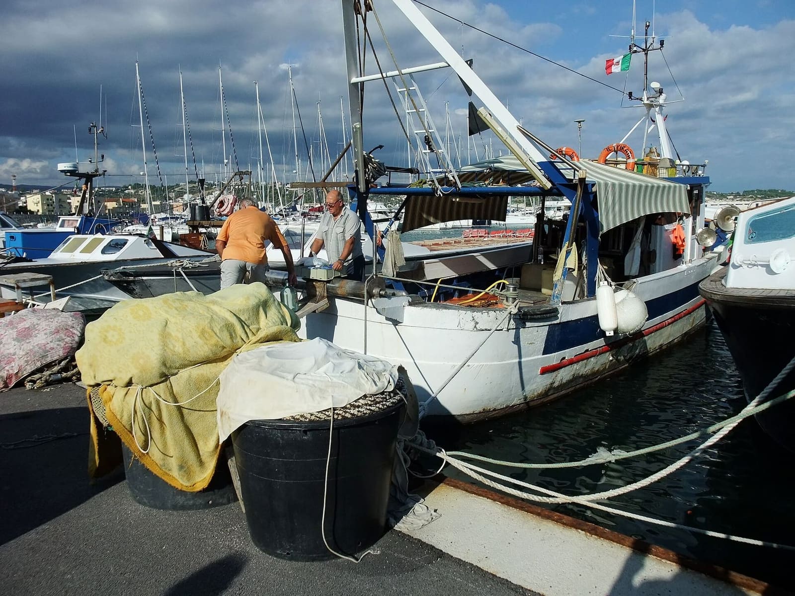 die Fischkutter im Hafen, mit den Netzen auf der Mole