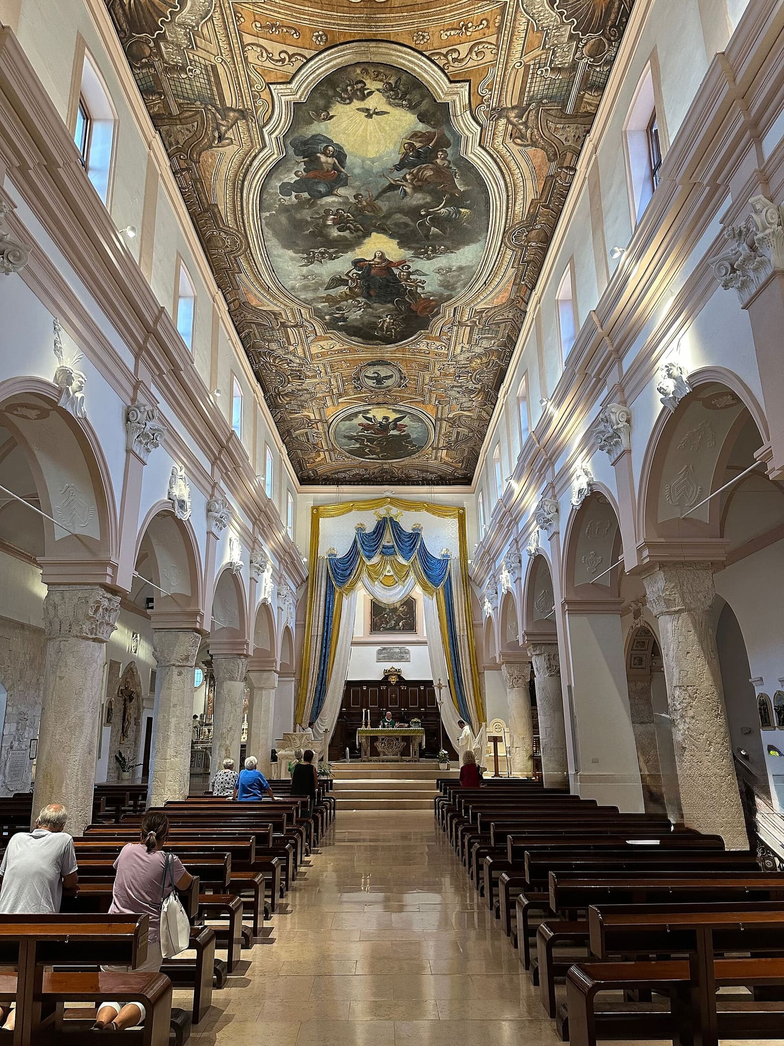 das Kirchenschiff der Kathedrale, mit der bemalten Holzdecke aus dem 18. Jahrhundert