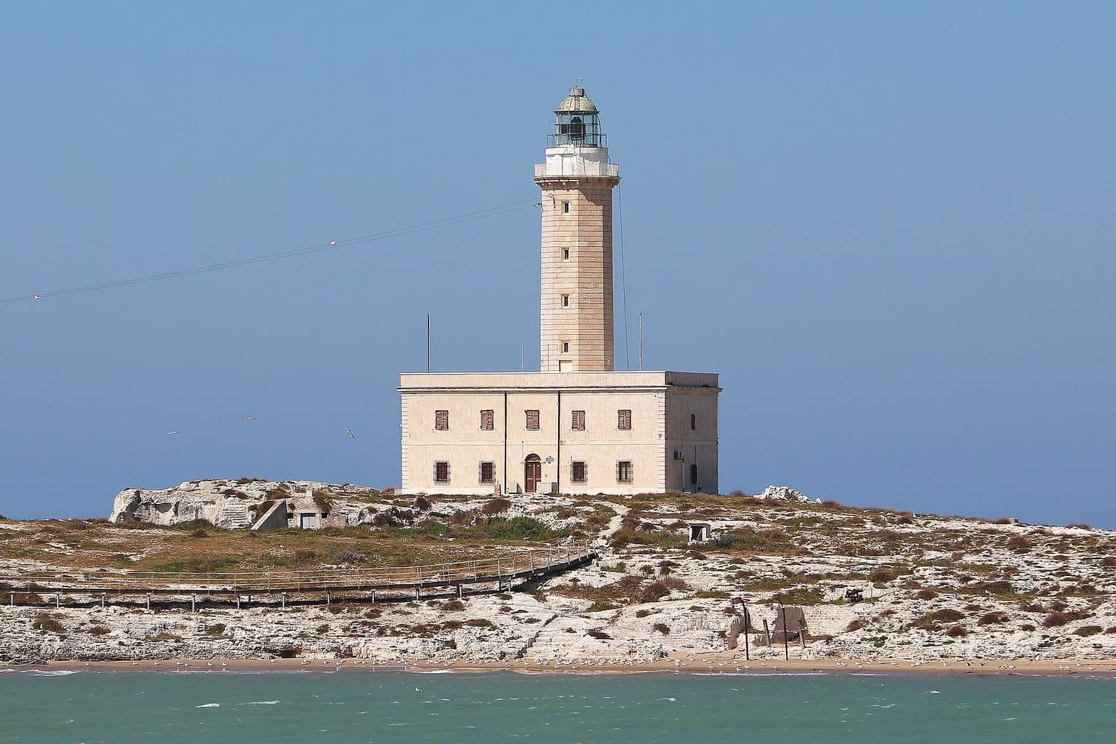 der Leuchtturm auf der kleinen Insel Sant'Eufemia, vor dem Hafen