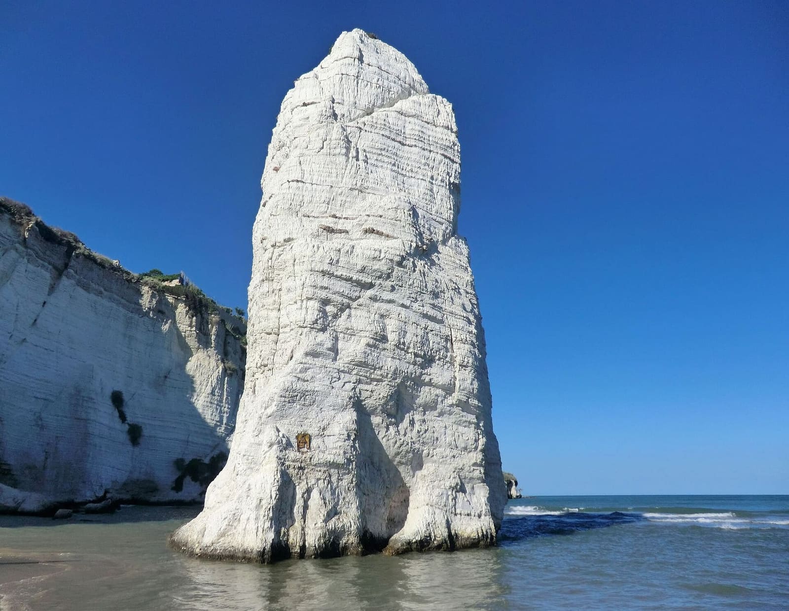 der Pizzomunno, der weiße Monolith am Strand des Castello