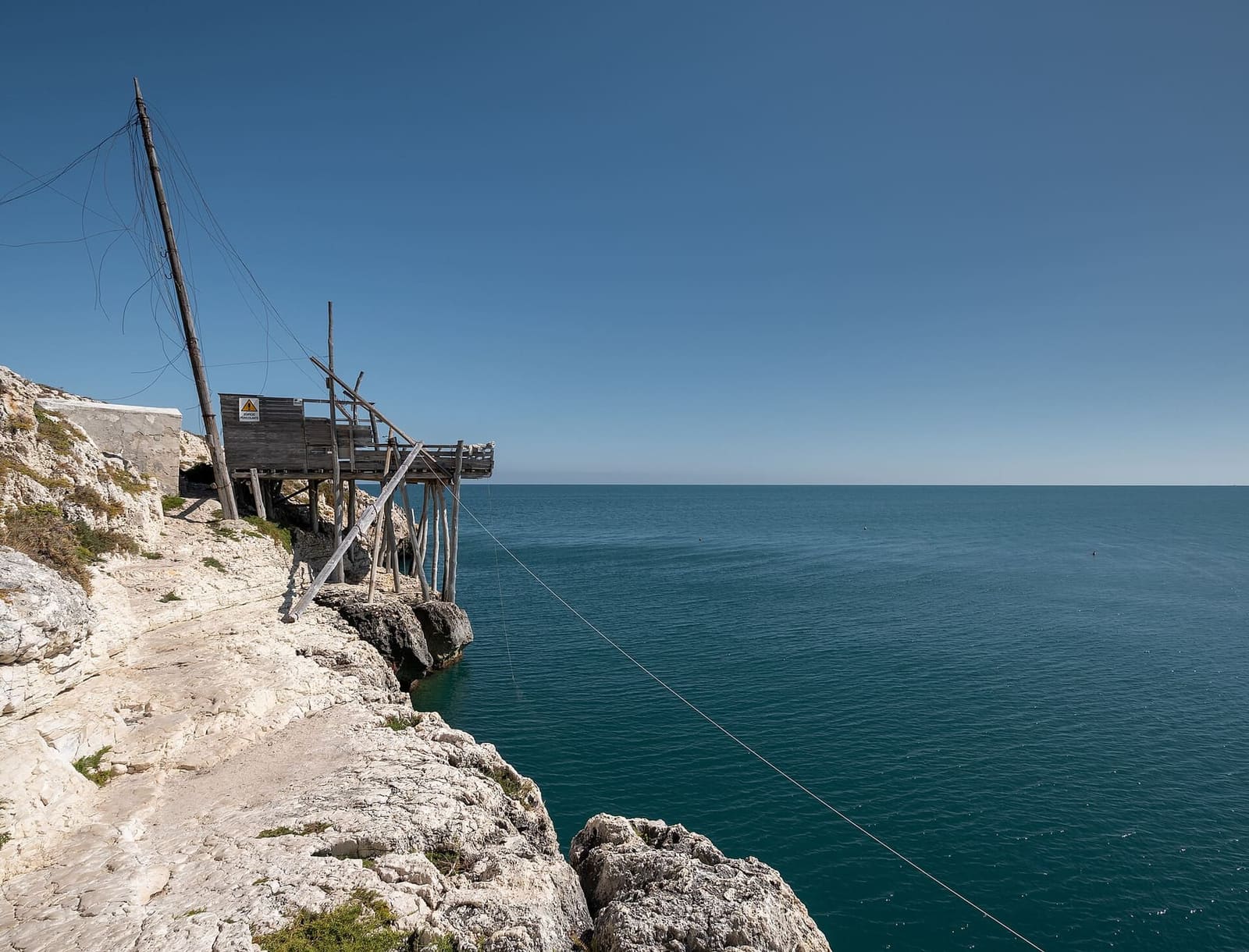 der Trabucco der Punta di San Francesco, mit den Armen über dem Meer